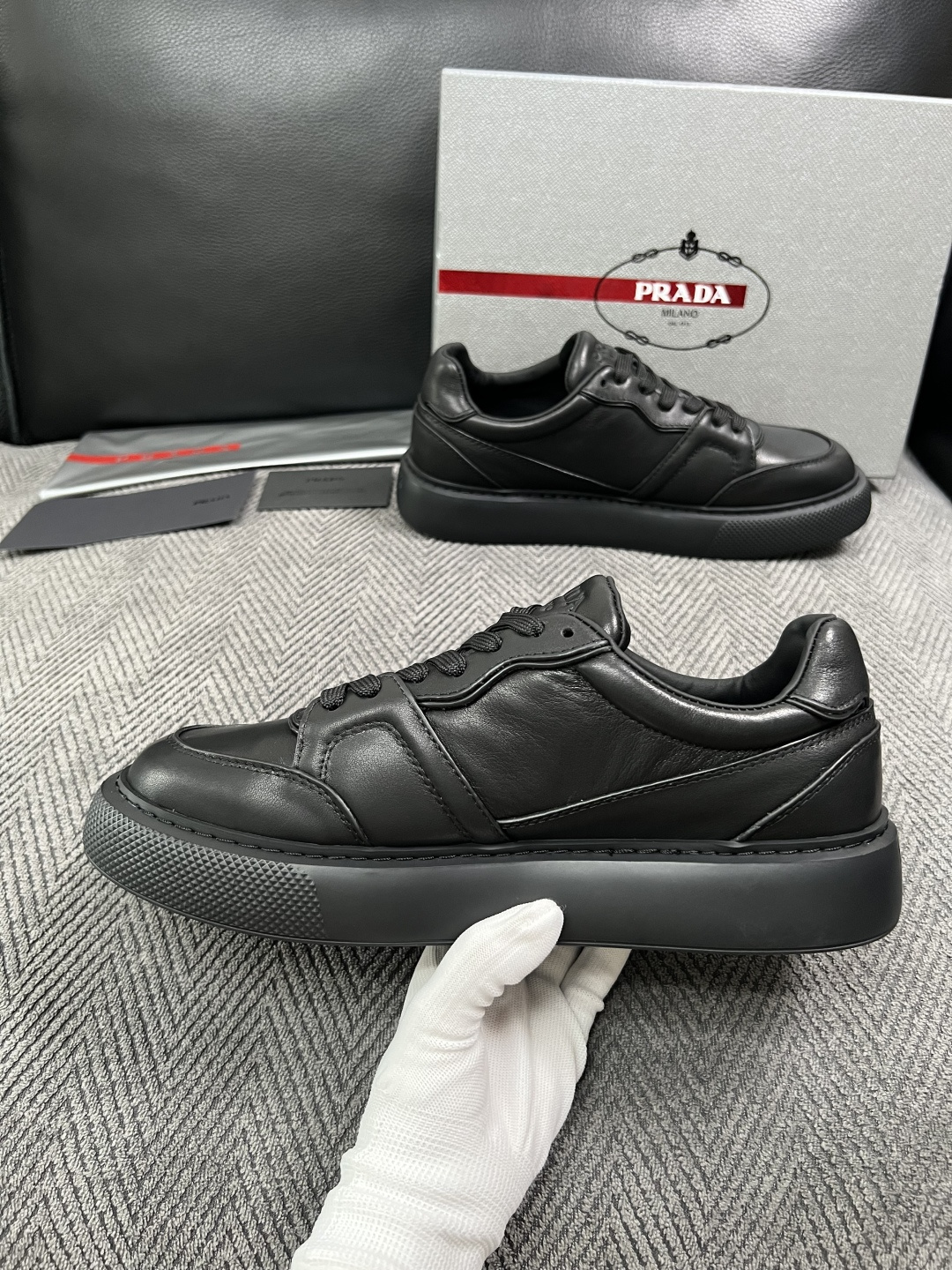 Prada  高品质  顶级工艺品，普拉达  专柜同步，原厂配置意大利进口牛皮面料，进口牛皮内里垫，透气舒适，鞋底：原厂