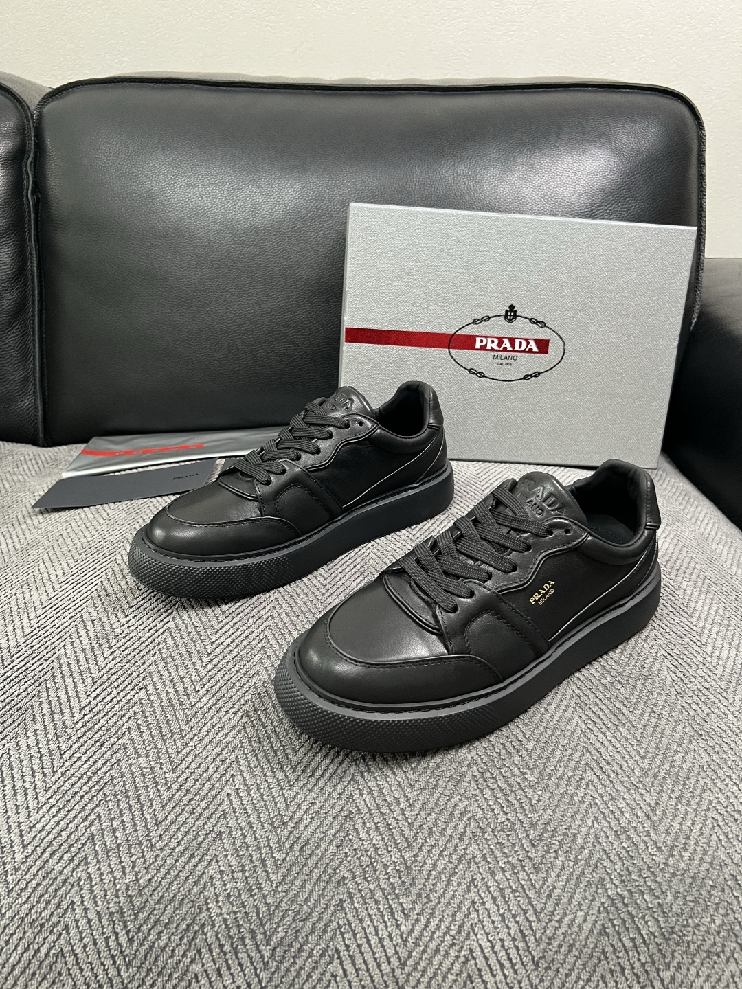 Prada  高品质  顶级工艺品，普拉达  专柜同步，原厂配置意大利进口牛皮面料，进口牛皮内里垫，透气舒适，鞋底：原厂