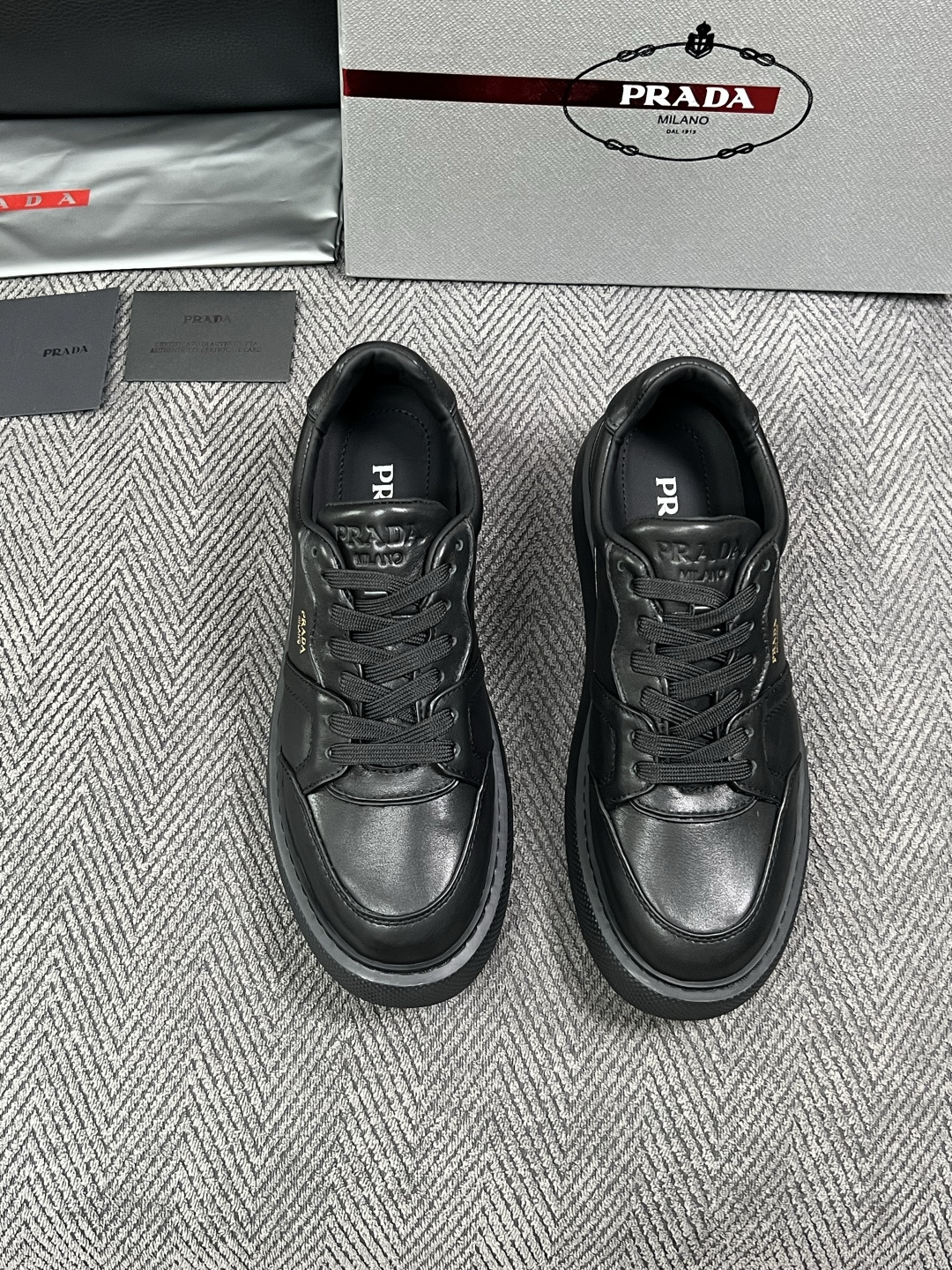 Prada  高品质  顶级工艺品，普拉达  专柜同步，原厂配置意大利进口牛皮面料，进口牛皮内里垫，透气舒适，鞋底：原厂