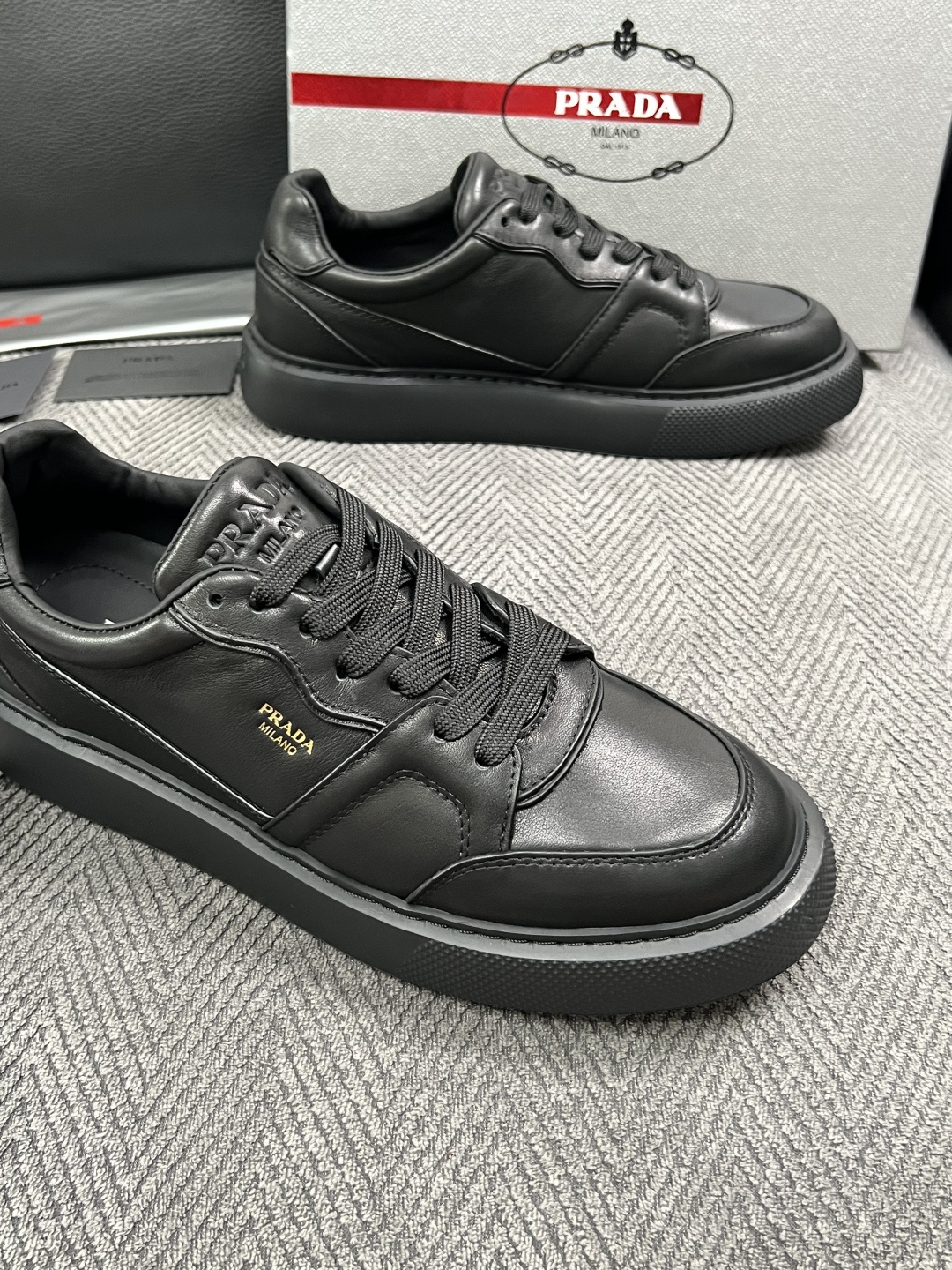 Prada  高品质  顶级工艺品，普拉达  专柜同步，原厂配置意大利进口牛皮面料，进口牛皮内里垫，透气舒适，鞋底：原厂