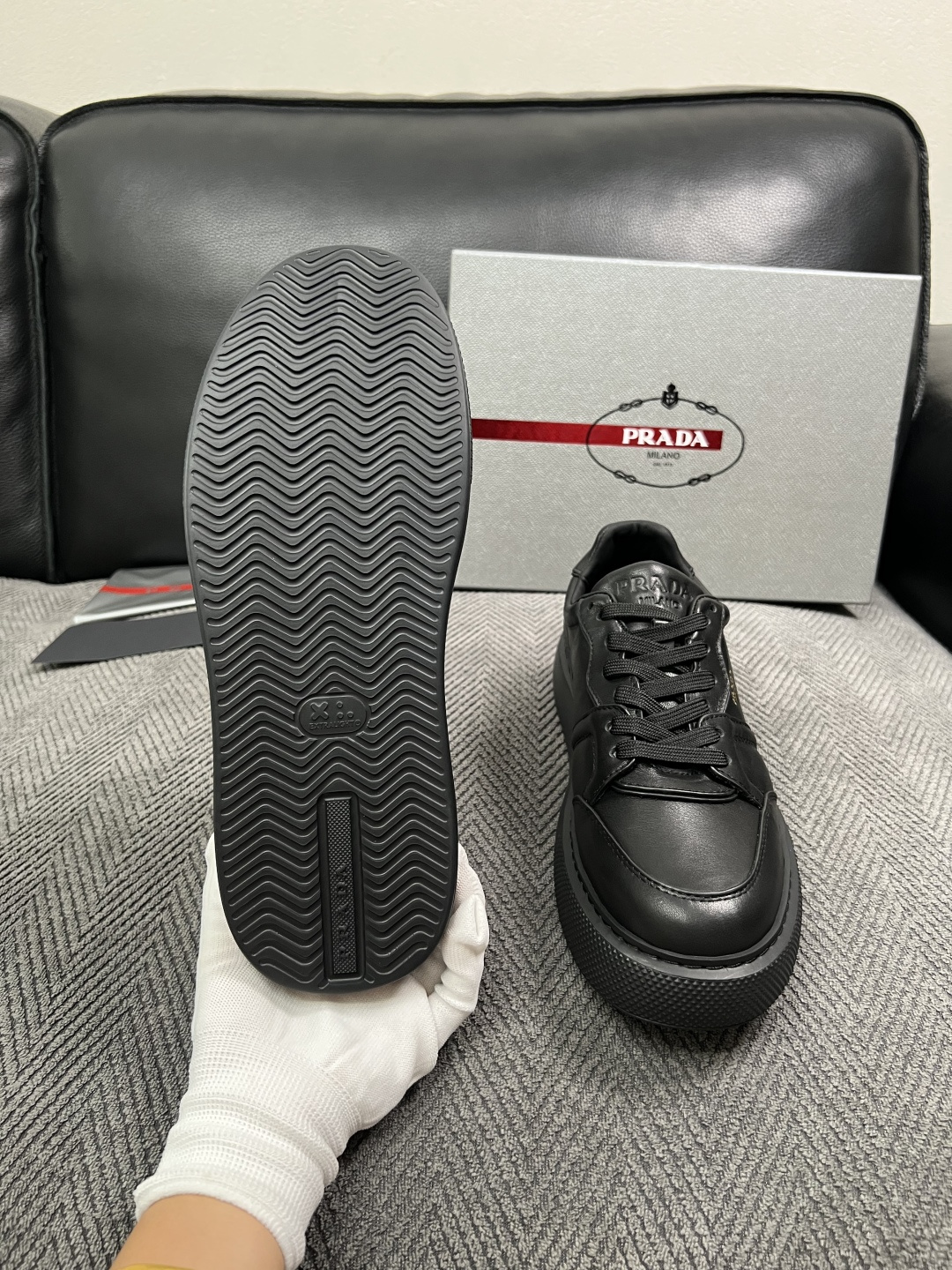 Prada  高品质  顶级工艺品，普拉达  专柜同步，原厂配置意大利进口牛皮面料，进口牛皮内里垫，透气舒适，鞋底：原厂