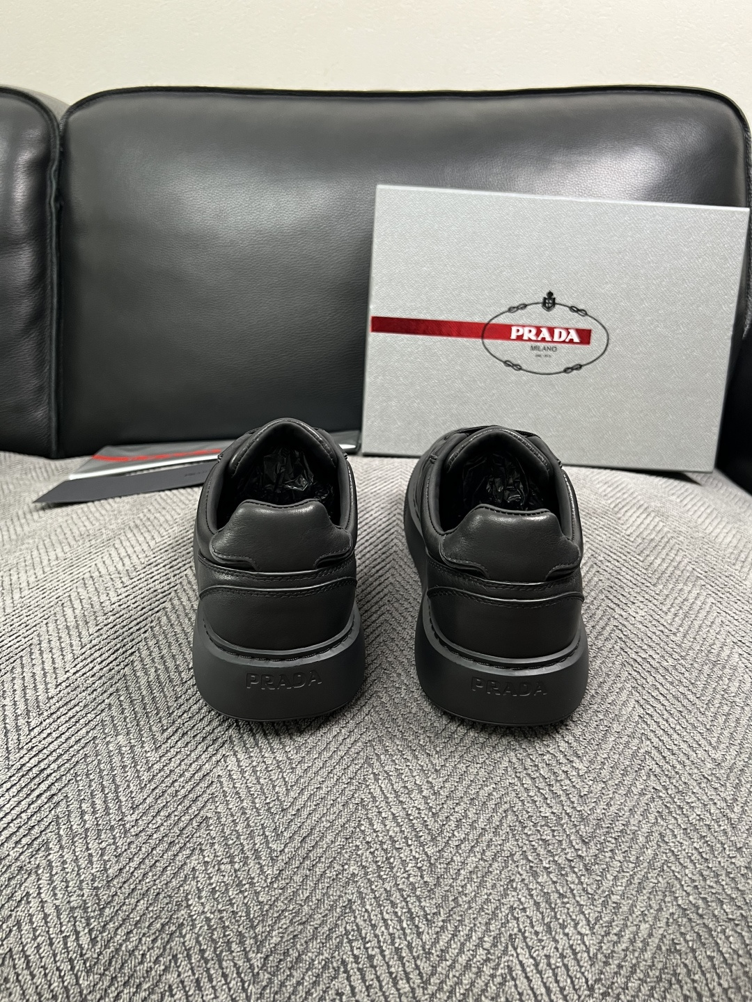Prada  高品质  顶级工艺品，普拉达  专柜同步，原厂配置意大利进口牛皮面料，进口牛皮内里垫，透气舒适，鞋底：原厂