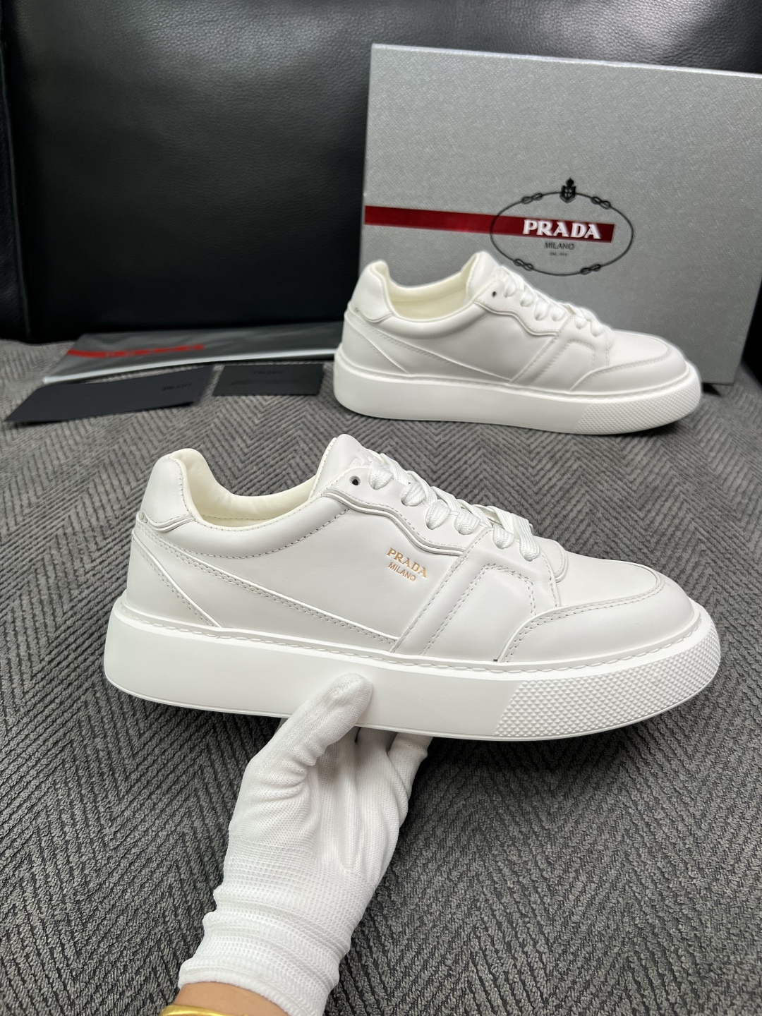 Prada  高品质  顶级工艺品，普拉达  专柜同步，原厂配置意大利进口牛皮面料，进口牛皮内里垫，透气舒适，鞋底：原厂