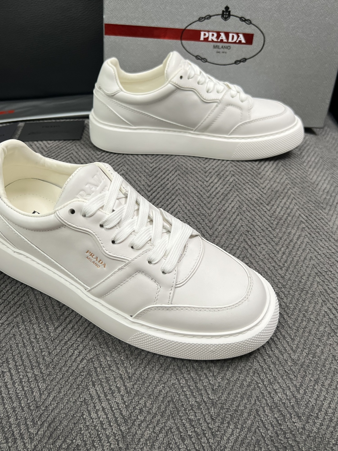 Prada  高品质  顶级工艺品，普拉达  专柜同步，原厂配置意大利进口牛皮面料，进口牛皮内里垫，透气舒适，鞋底：原厂