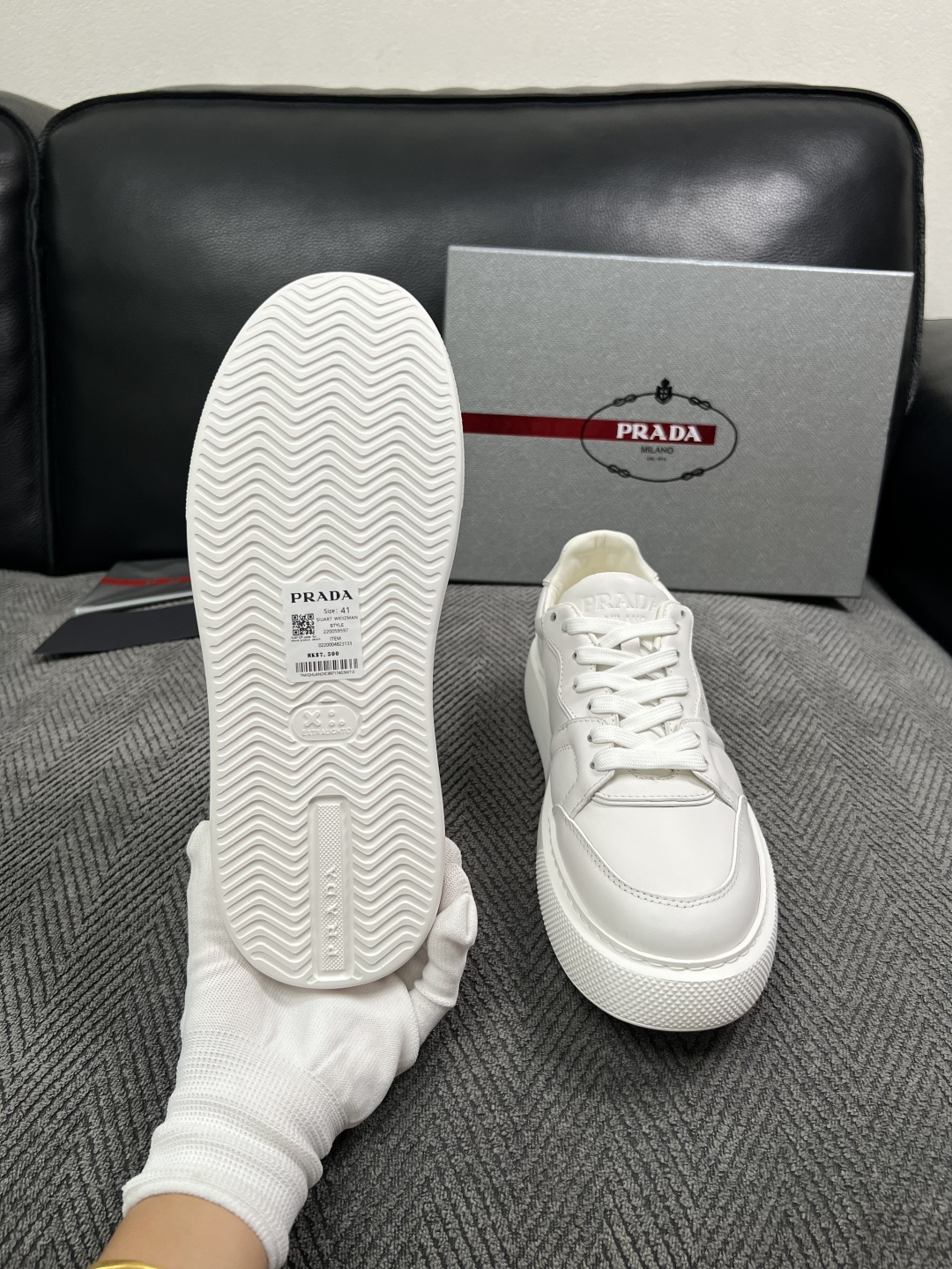 Prada  高品质  顶级工艺品，普拉达  专柜同步，原厂配置意大利进口牛皮面料，进口牛皮内里垫，透气舒适，鞋底：原厂