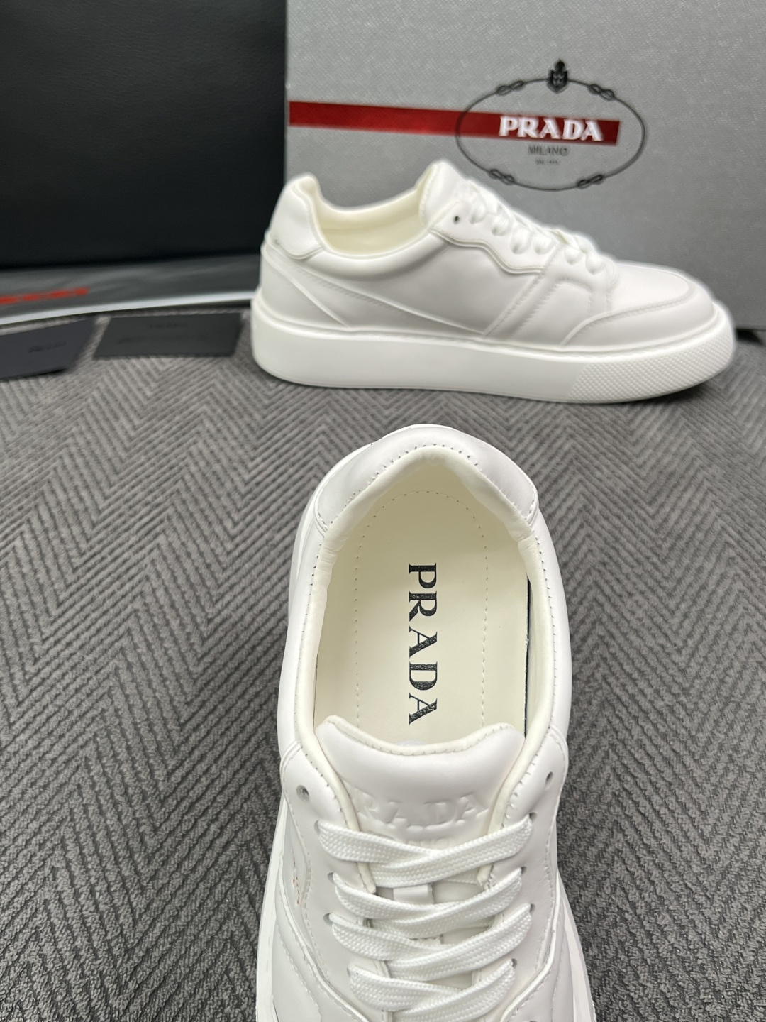 Prada  高品质  顶级工艺品，普拉达  专柜同步，原厂配置意大利进口牛皮面料，进口牛皮内里垫，透气舒适，鞋底：原厂