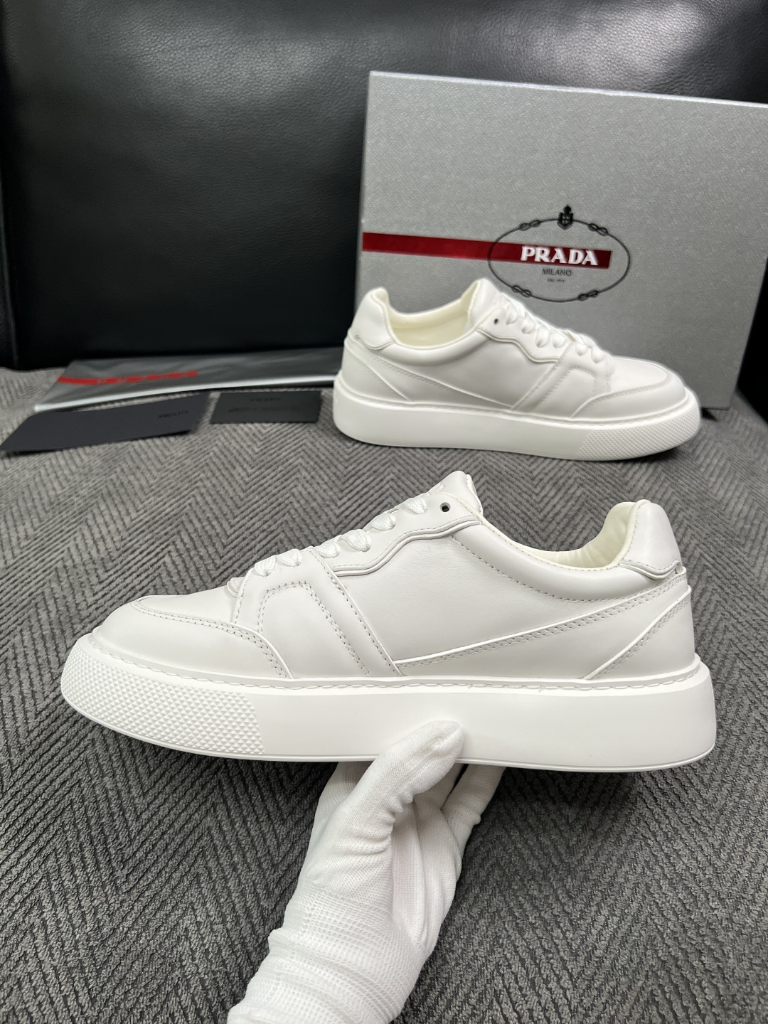 Prada  高品质  顶级工艺品，普拉达  专柜同步，原厂配置意大利进口牛皮面料，进口牛皮内里垫，透气舒适，鞋底：原厂