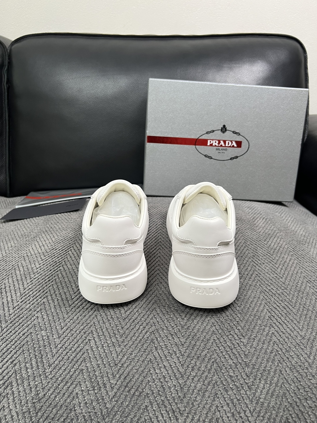 Prada  高品质  顶级工艺品，普拉达  专柜同步，原厂配置意大利进口牛皮面料，进口牛皮内里垫，透气舒适，鞋底：原厂