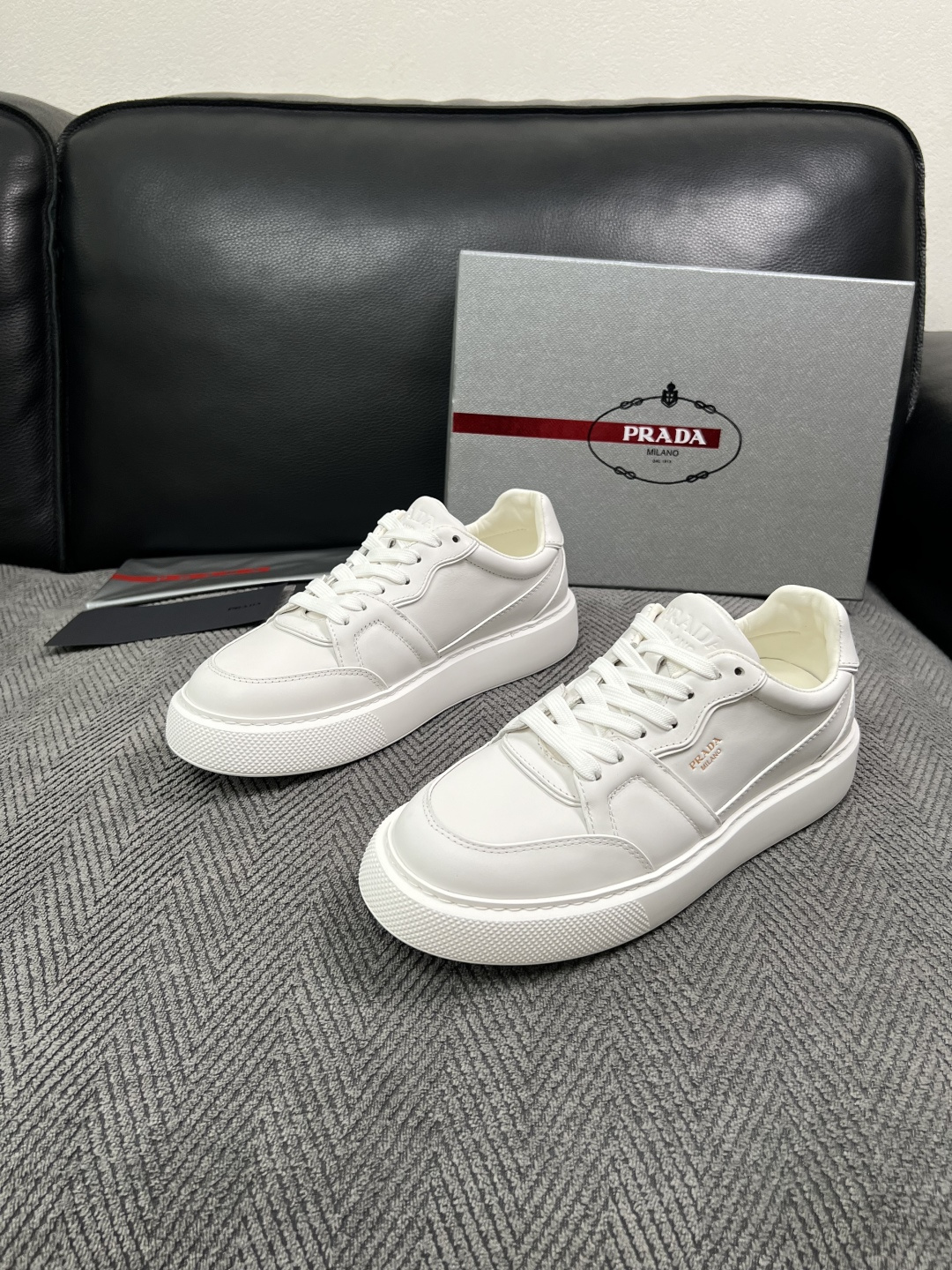 Prada  高品质  顶级工艺品，普拉达  专柜同步，原厂配置意大利进口牛皮面料，进口牛皮内里垫，透气舒适，鞋底：原厂
