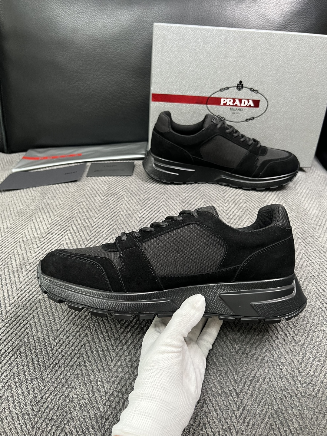 Prada  高品质  顶级工艺品，普拉达  专柜同步，原厂配置意大利进口牛皮面料，进口牛皮内里垫，透气舒适，鞋底：原厂