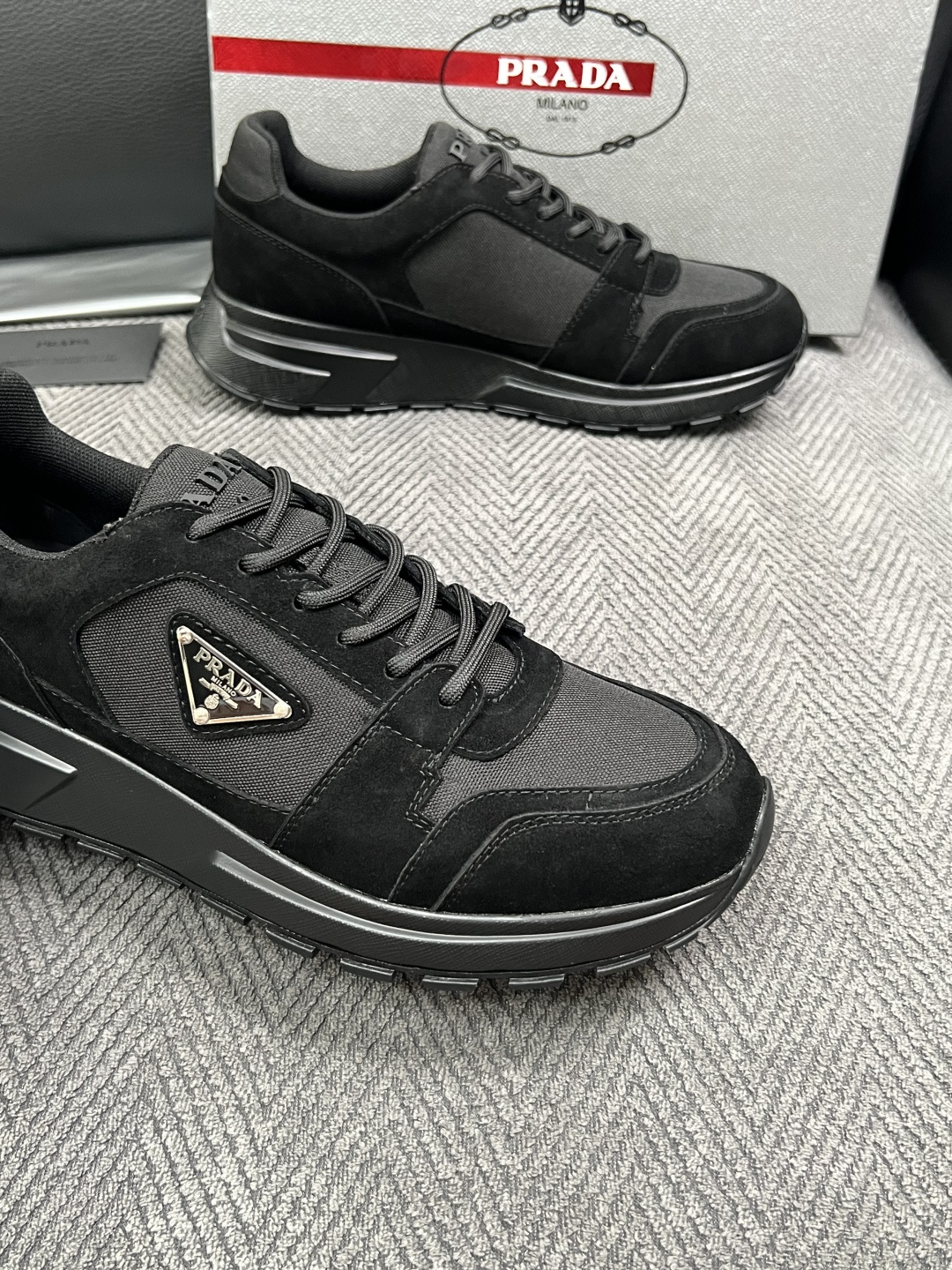 Prada  高品质  顶级工艺品，普拉达  专柜同步，原厂配置意大利进口牛皮面料，进口牛皮内里垫，透气舒适，鞋底：原厂