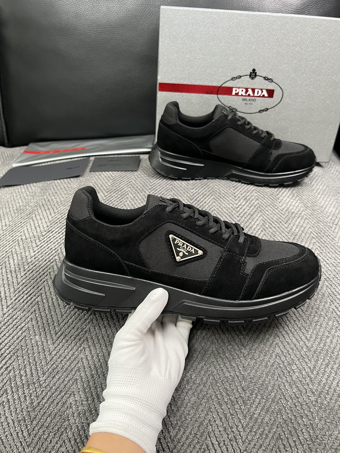 Prada  高品质  顶级工艺品，普拉达  专柜同步，原厂配置意大利进口牛皮面料，进口牛皮内里垫，透气舒适，鞋底：原厂