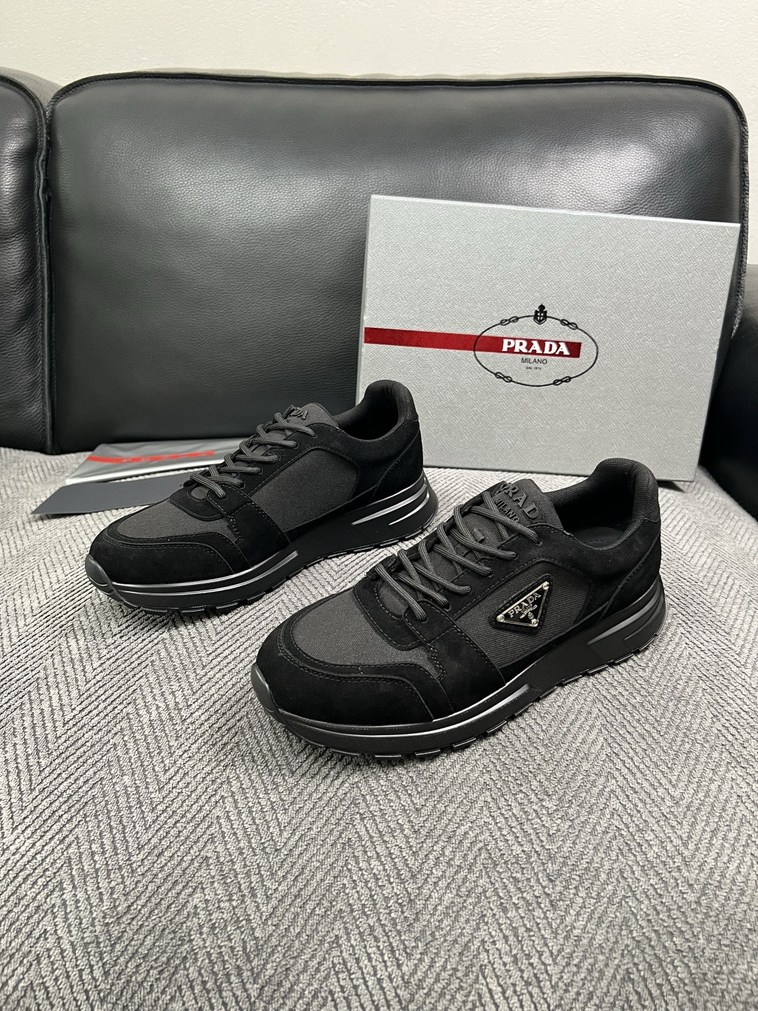 Prada  高品质  顶级工艺品，普拉达  专柜同步，原厂配置意大利进口牛皮面料，进口牛皮内里垫，透气舒适，鞋底：原厂