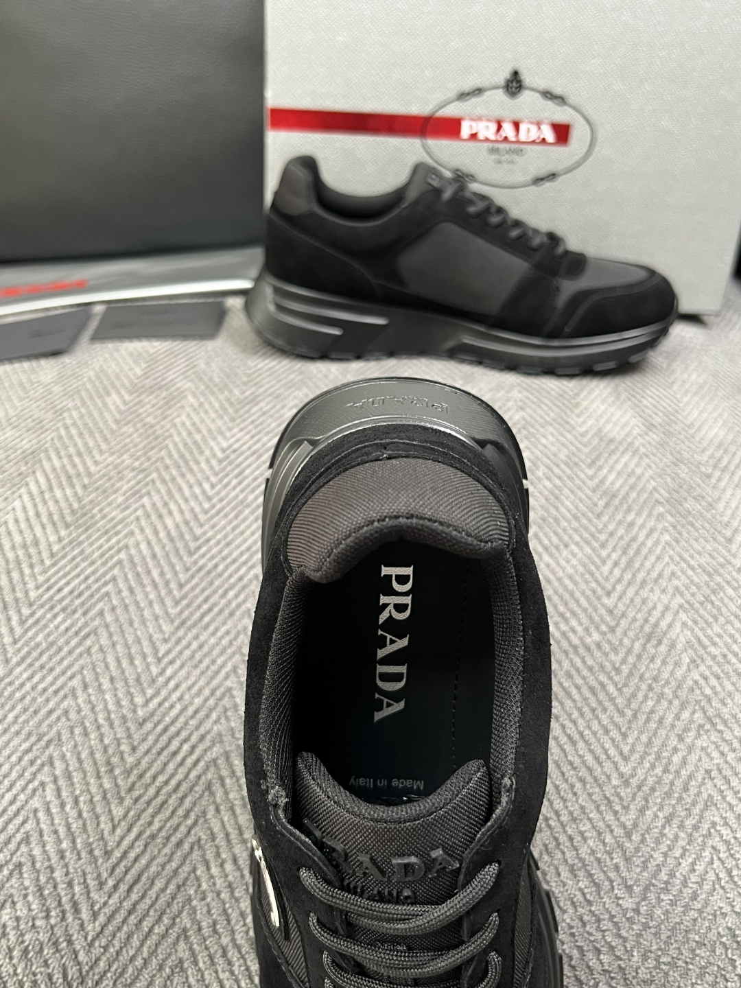 Prada  高品质  顶级工艺品，普拉达  专柜同步，原厂配置意大利进口牛皮面料，进口牛皮内里垫，透气舒适，鞋底：原厂