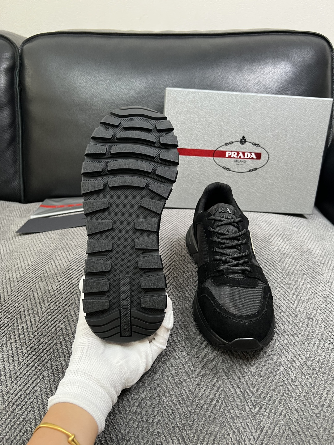 Prada  高品质  顶级工艺品，普拉达  专柜同步，原厂配置意大利进口牛皮面料，进口牛皮内里垫，透气舒适，鞋底：原厂
