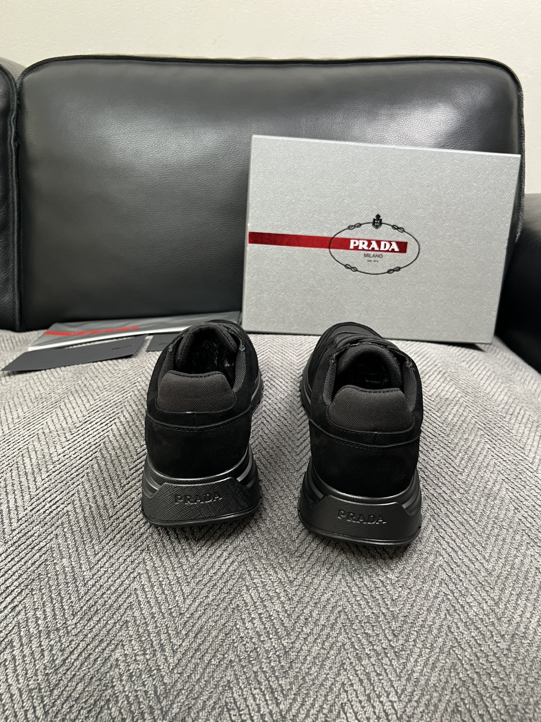 Prada  高品质  顶级工艺品，普拉达  专柜同步，原厂配置意大利进口牛皮面料，进口牛皮内里垫，透气舒适，鞋底：原厂