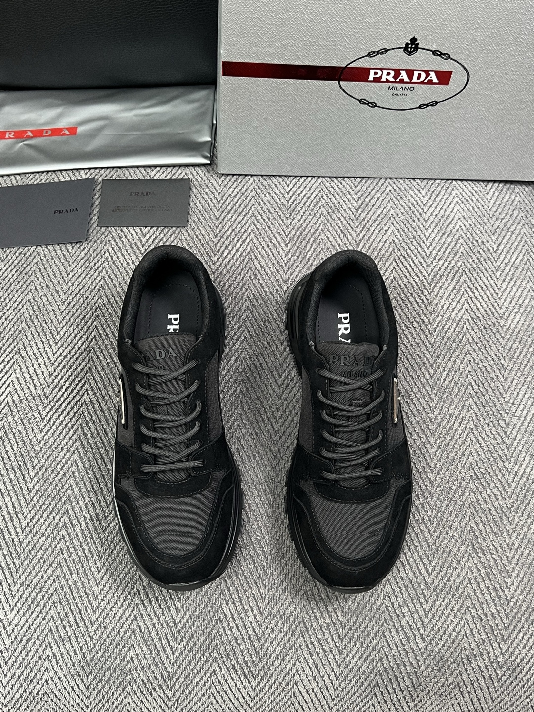 Prada  高品质  顶级工艺品，普拉达  专柜同步，原厂配置意大利进口牛皮面料，进口牛皮内里垫，透气舒适，鞋底：原厂