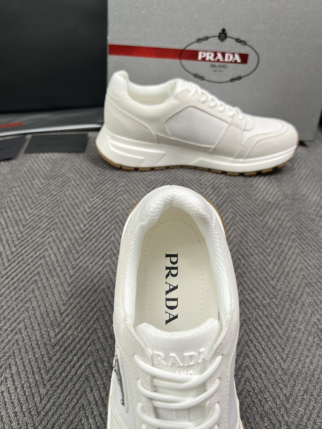 Prada  高品质  顶级工艺品，普拉达  专柜同步，原厂配置意大利进口牛皮面料，进口牛皮内里垫，透气舒适，鞋底：原厂