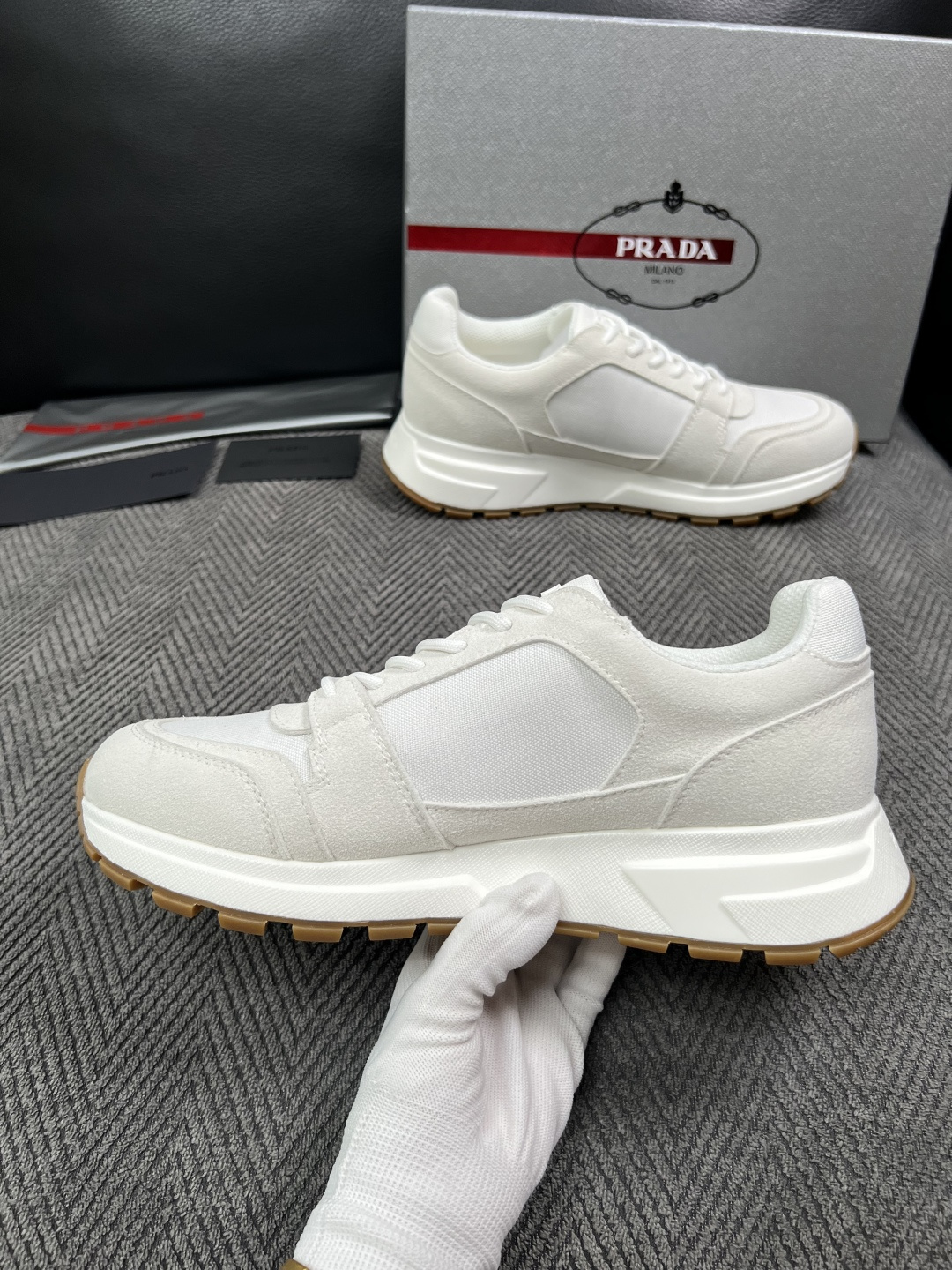 Prada  高品质  顶级工艺品，普拉达  专柜同步，原厂配置意大利进口牛皮面料，进口牛皮内里垫，透气舒适，鞋底：原厂