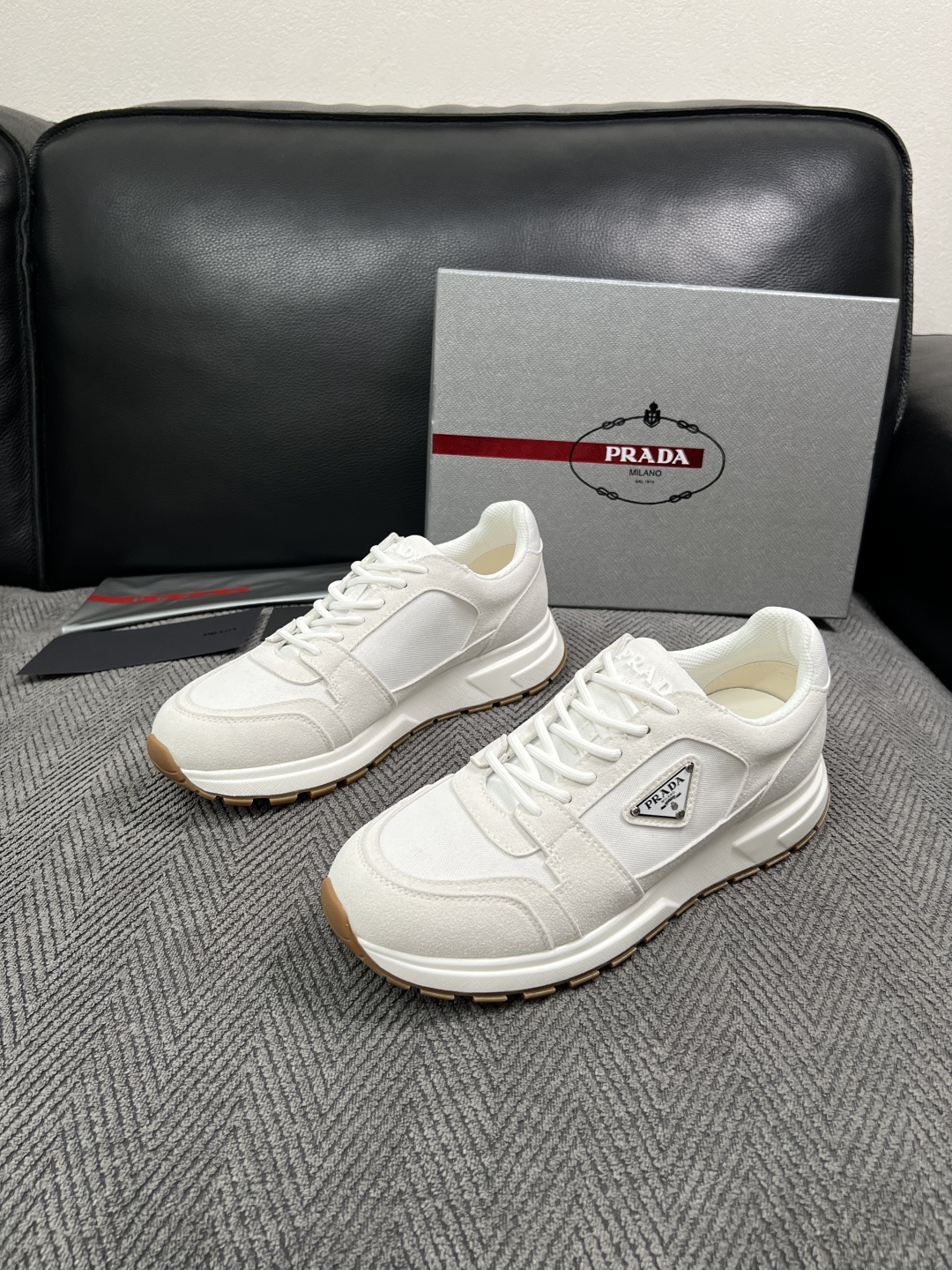Prada  高品质  顶级工艺品，普拉达  专柜同步，原厂配置意大利进口牛皮面料，进口牛皮内里垫，透气舒适，鞋底：原厂