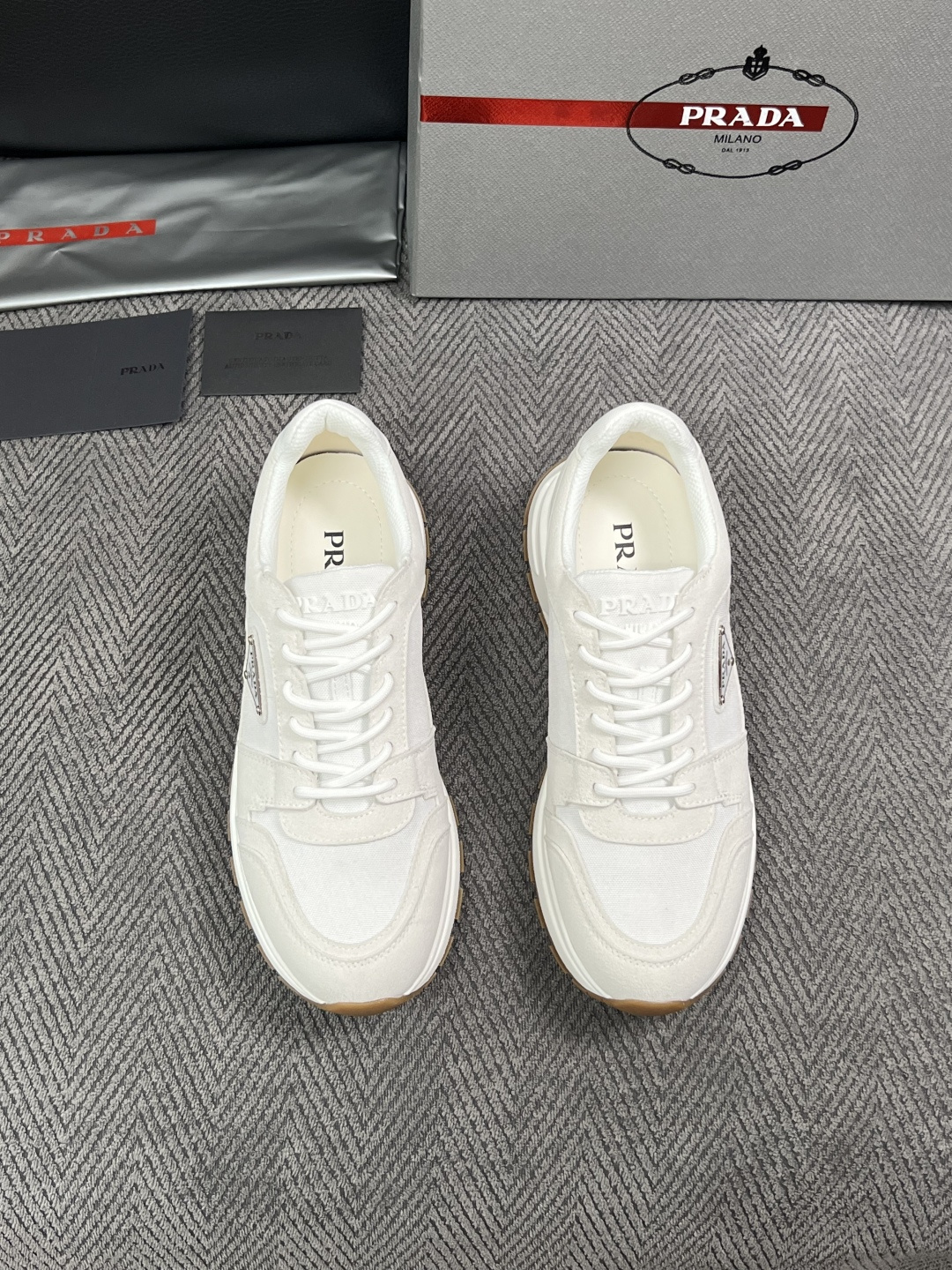 Prada  高品质  顶级工艺品，普拉达  专柜同步，原厂配置意大利进口牛皮面料，进口牛皮内里垫，透气舒适，鞋底：原厂
