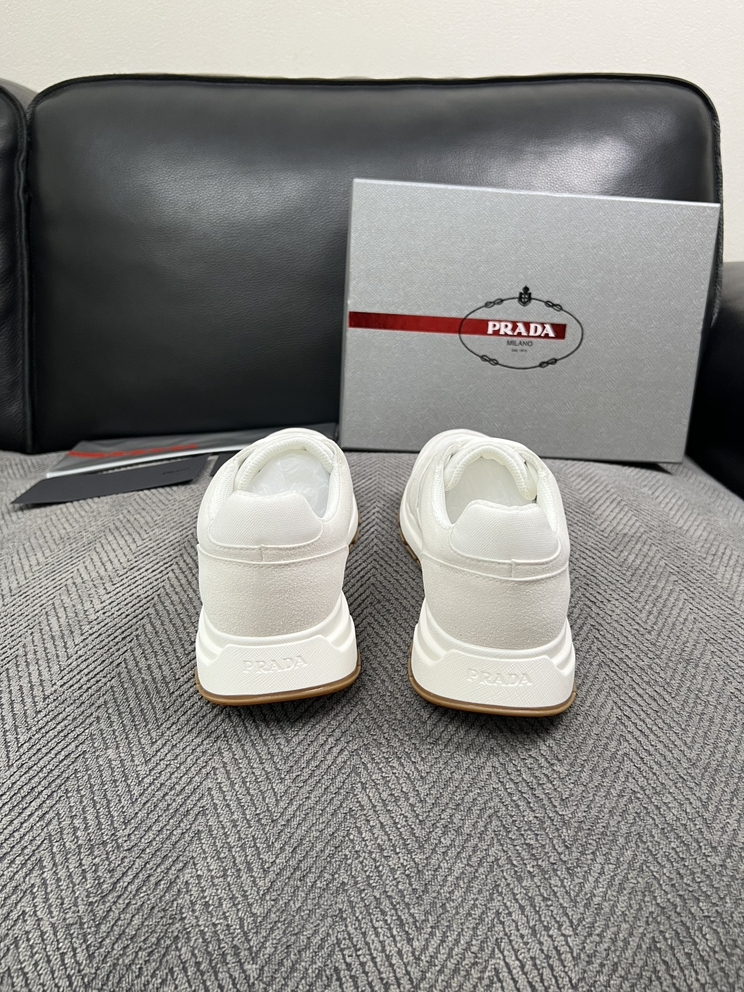 Prada  高品质  顶级工艺品，普拉达  专柜同步，原厂配置意大利进口牛皮面料，进口牛皮内里垫，透气舒适，鞋底：原厂