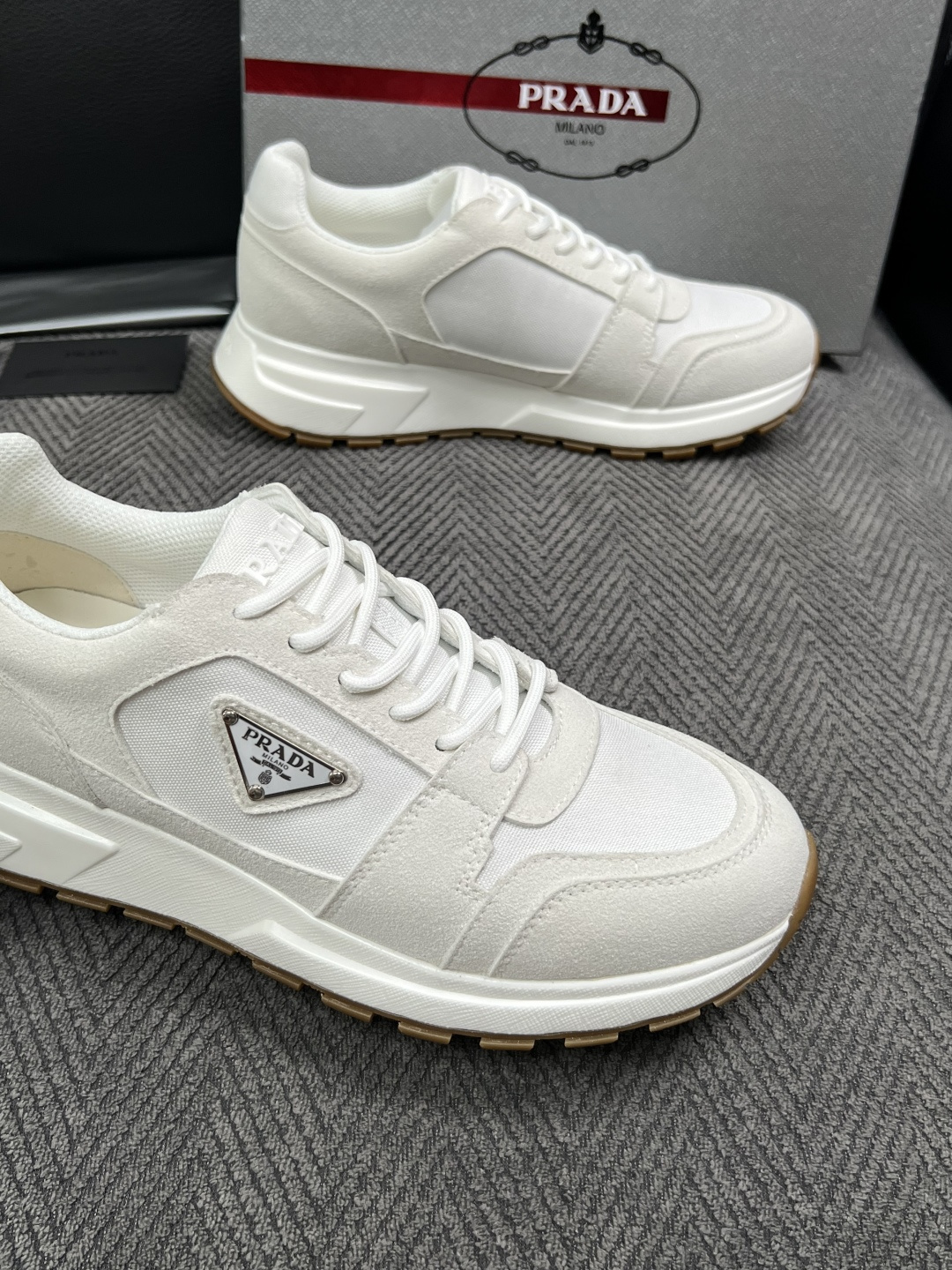 Prada  高品质  顶级工艺品，普拉达  专柜同步，原厂配置意大利进口牛皮面料，进口牛皮内里垫，透气舒适，鞋底：原厂
