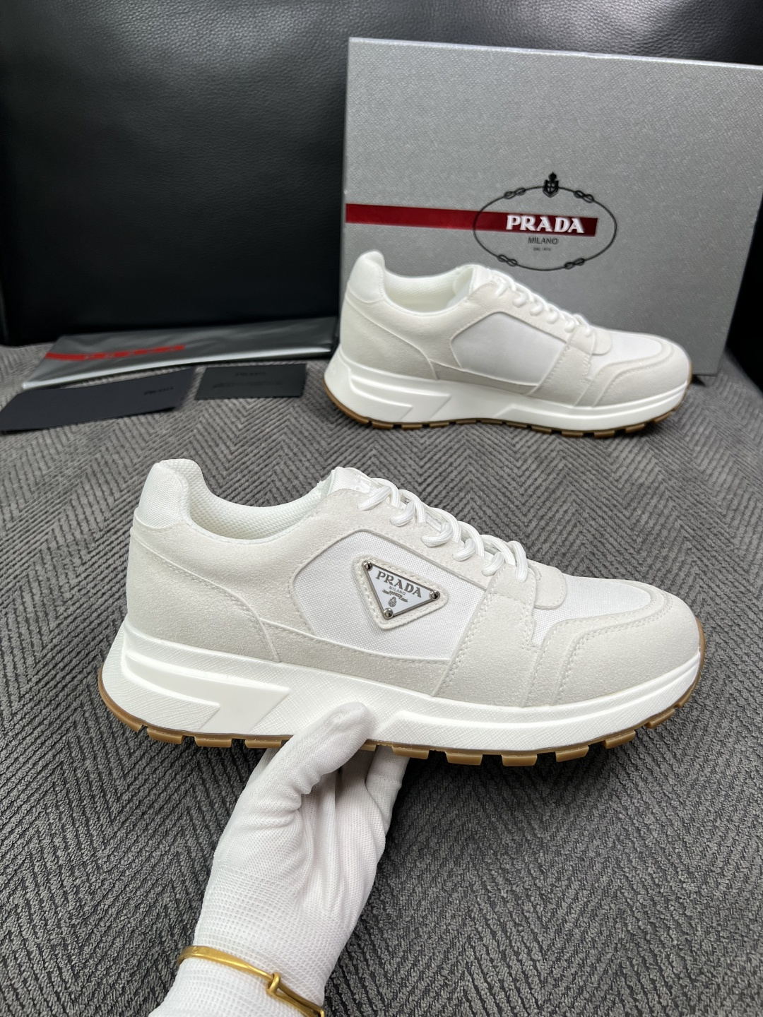 Prada  高品质  顶级工艺品，普拉达  专柜同步，原厂配置意大利进口牛皮面料，进口牛皮内里垫，透气舒适，鞋底：原厂