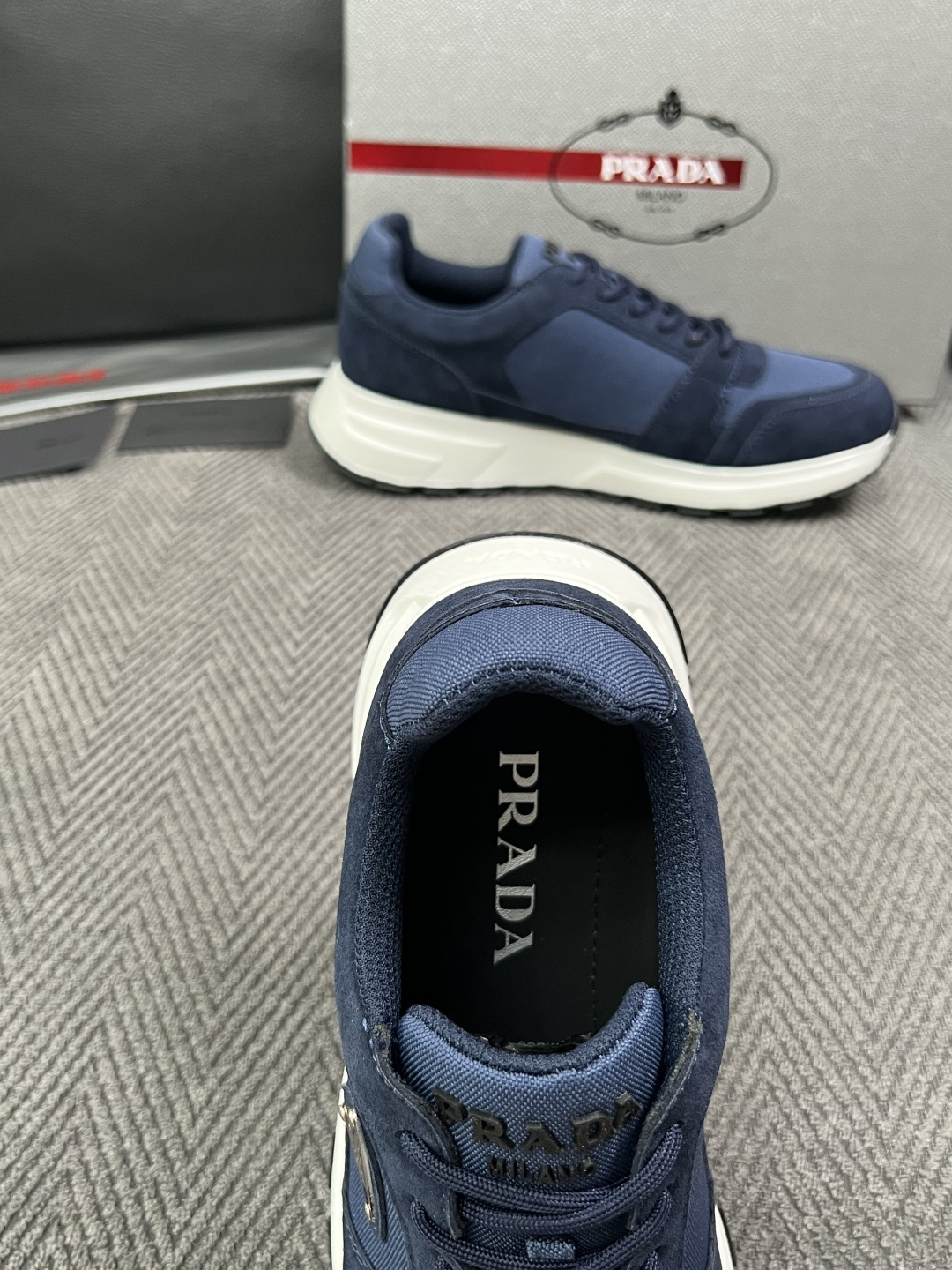 Prada  高品质  顶级工艺品，普拉达  专柜同步，原厂配置意大利进口牛皮面料，进口牛皮内里垫，透气舒适，鞋底：原厂