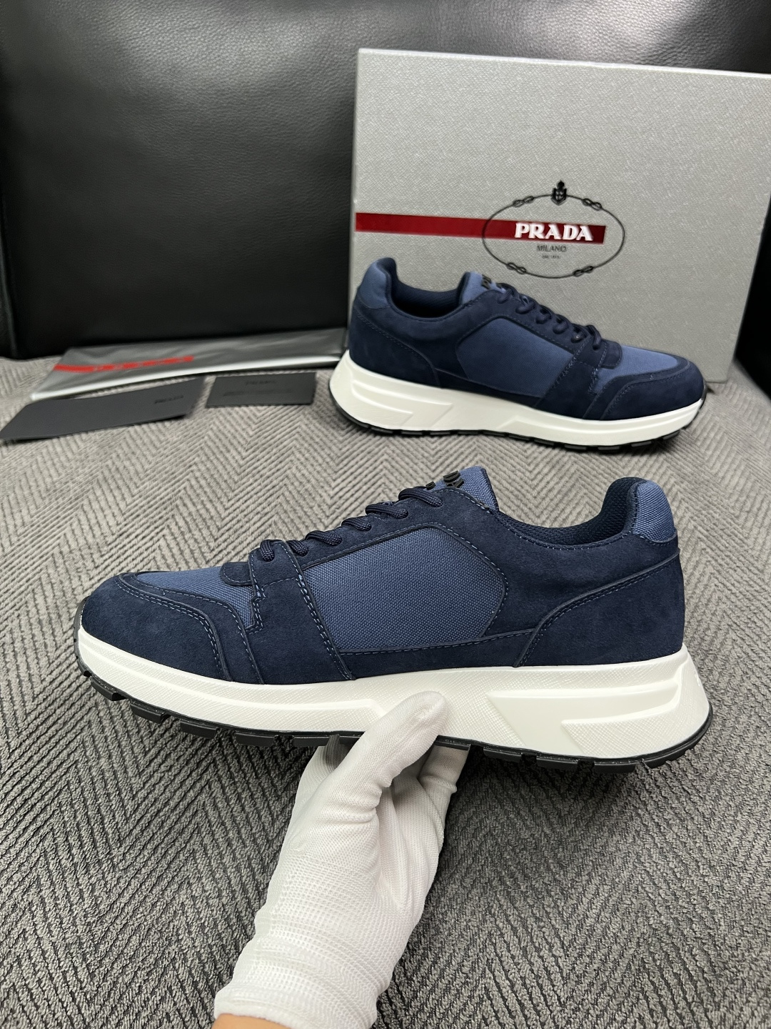 Prada  高品质  顶级工艺品，普拉达  专柜同步，原厂配置意大利进口牛皮面料，进口牛皮内里垫，透气舒适，鞋底：原厂
