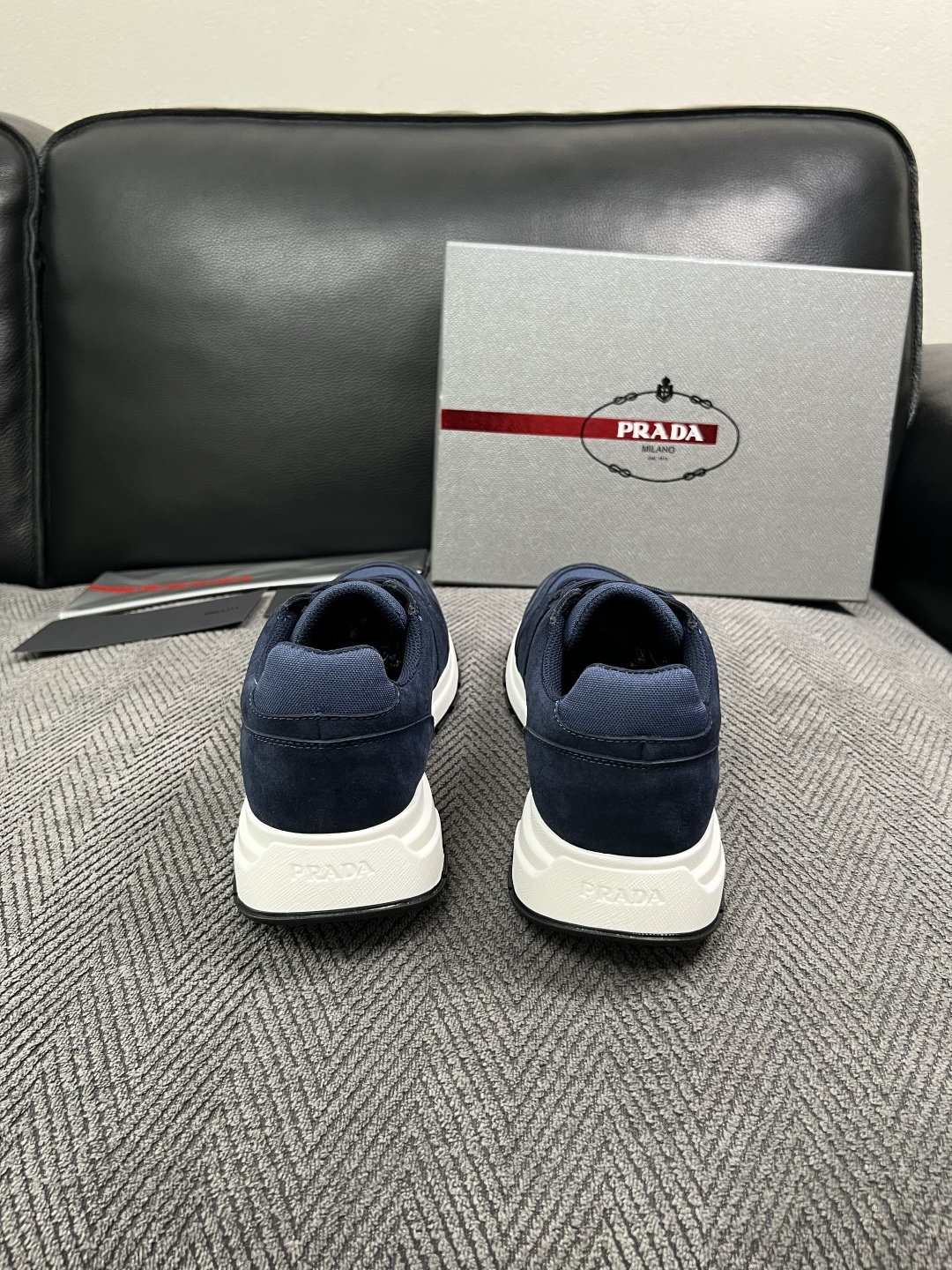 Prada  高品质  顶级工艺品，普拉达  专柜同步，原厂配置意大利进口牛皮面料，进口牛皮内里垫，透气舒适，鞋底：原厂