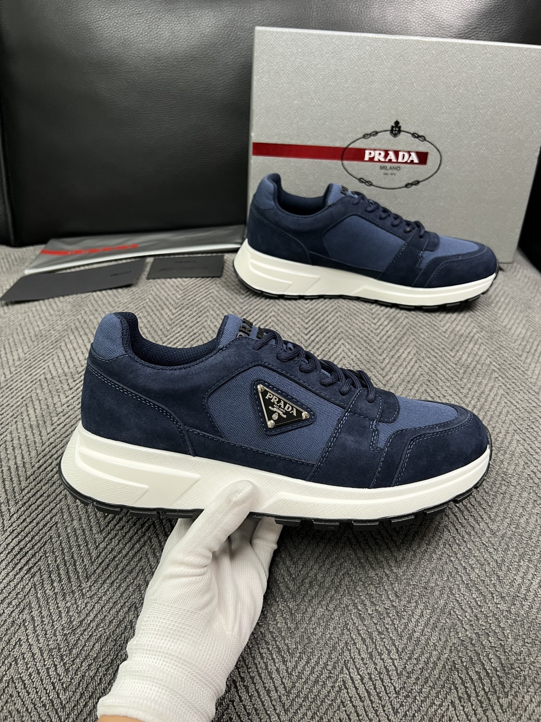 Prada  高品质  顶级工艺品，普拉达  专柜同步，原厂配置意大利进口牛皮面料，进口牛皮内里垫，透气舒适，鞋底：原厂