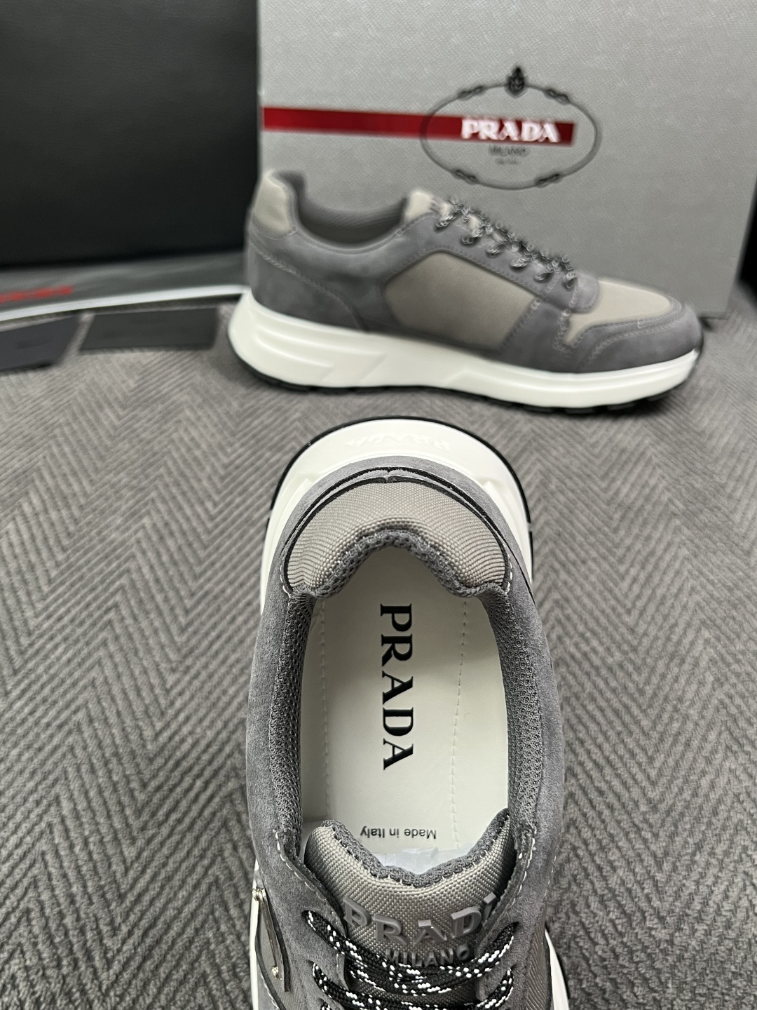 Prada  高品质  顶级工艺品，普拉达  专柜同步，原厂配置意大利进口牛皮面料，进口牛皮内里垫，透气舒适，鞋底：原厂