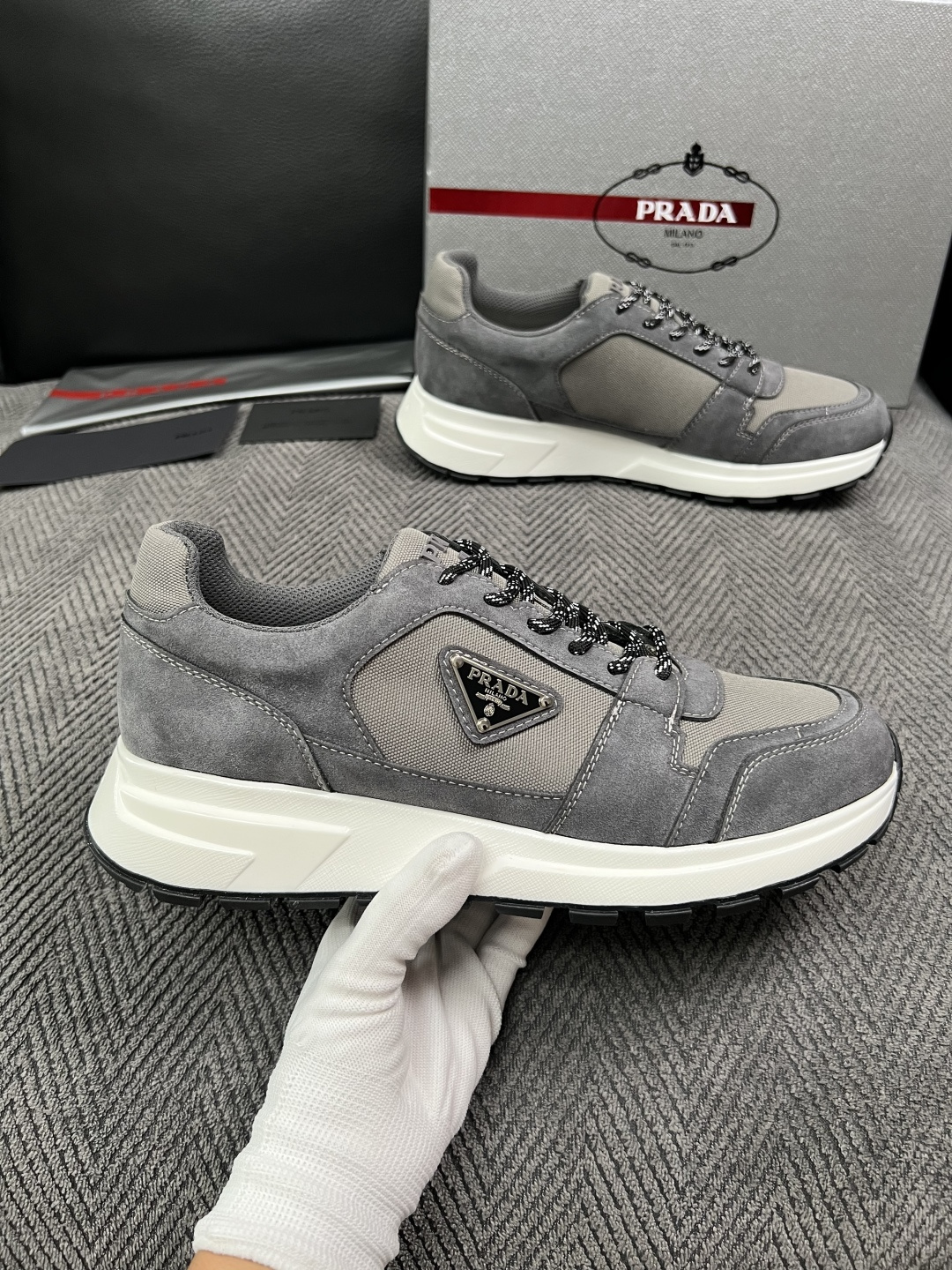 Prada  高品质  顶级工艺品，普拉达  专柜同步，原厂配置意大利进口牛皮面料，进口牛皮内里垫，透气舒适，鞋底：原厂