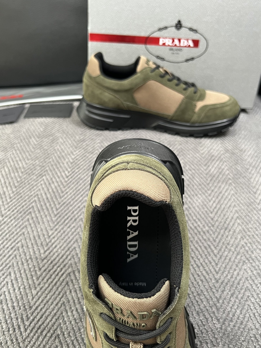 Prada  高品质  顶级工艺品，普拉达  专柜同步，原厂配置意大利进口牛皮面料，进口牛皮内里垫，透气舒适，鞋底：原厂