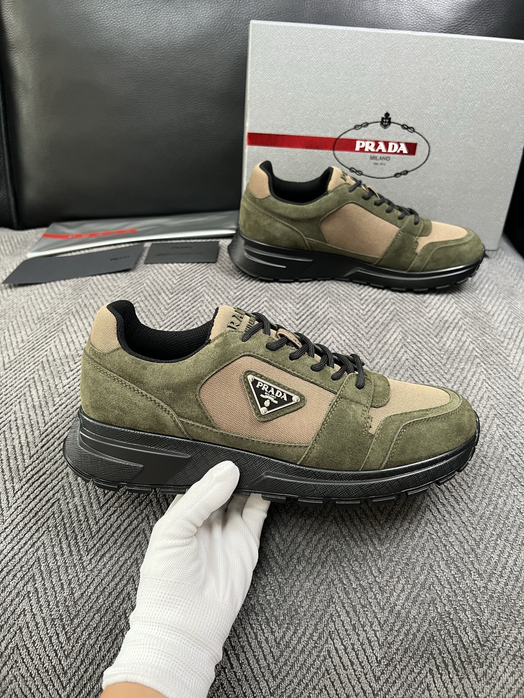 Prada  高品质  顶级工艺品，普拉达  专柜同步，原厂配置意大利进口牛皮面料，进口牛皮内里垫，透气舒适，鞋底：原厂