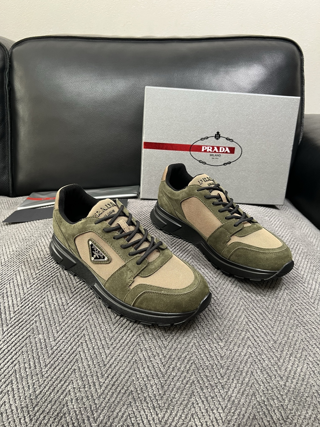 Prada  高品质  顶级工艺品，普拉达  专柜同步，原厂配置意大利进口牛皮面料，进口牛皮内里垫，透气舒适，鞋底：原厂