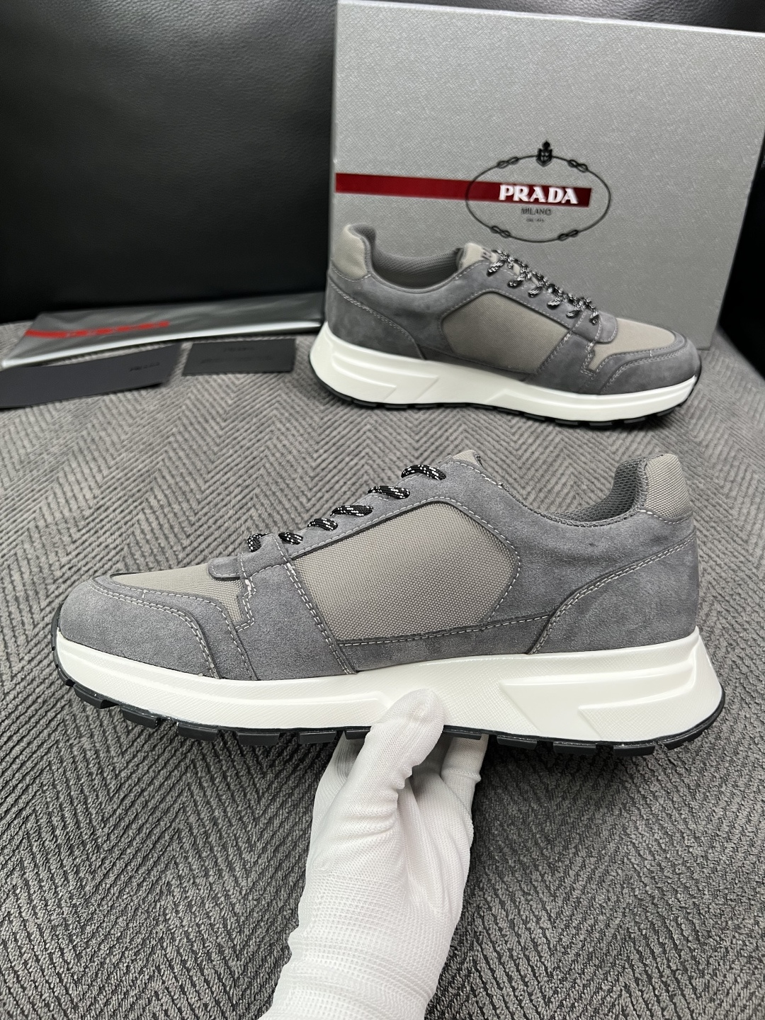 Prada  高品质  顶级工艺品，普拉达  专柜同步，原厂配置意大利进口牛皮面料，进口牛皮内里垫，透气舒适，鞋底：原厂