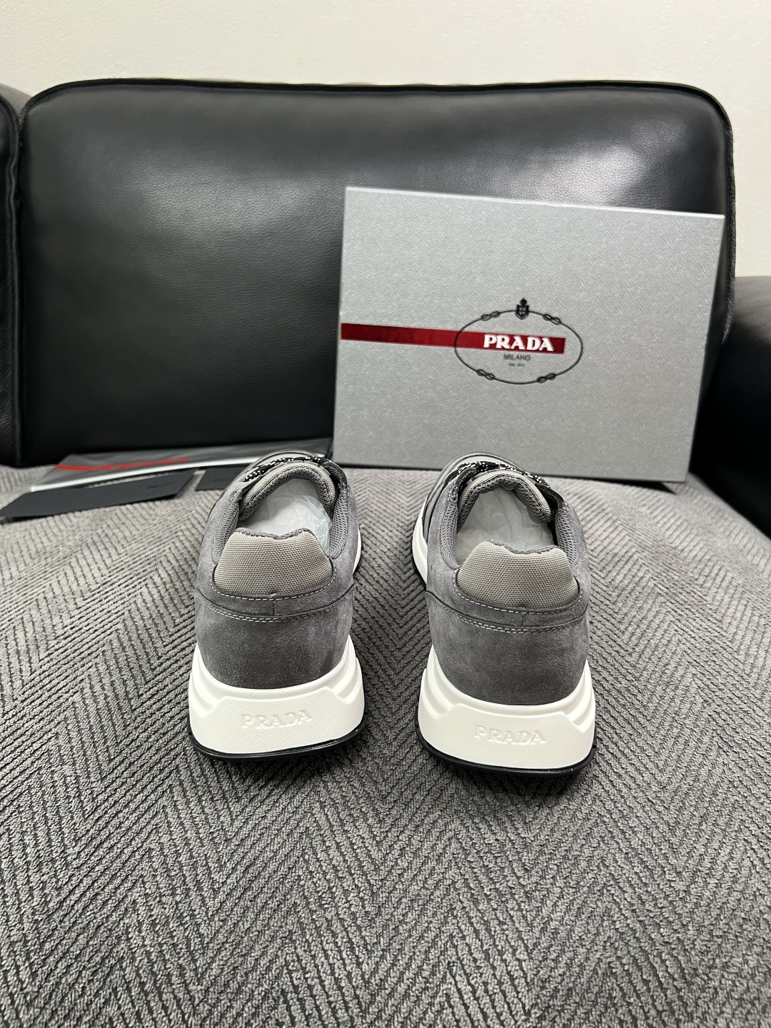 Prada  高品质  顶级工艺品，普拉达  专柜同步，原厂配置意大利进口牛皮面料，进口牛皮内里垫，透气舒适，鞋底：原厂