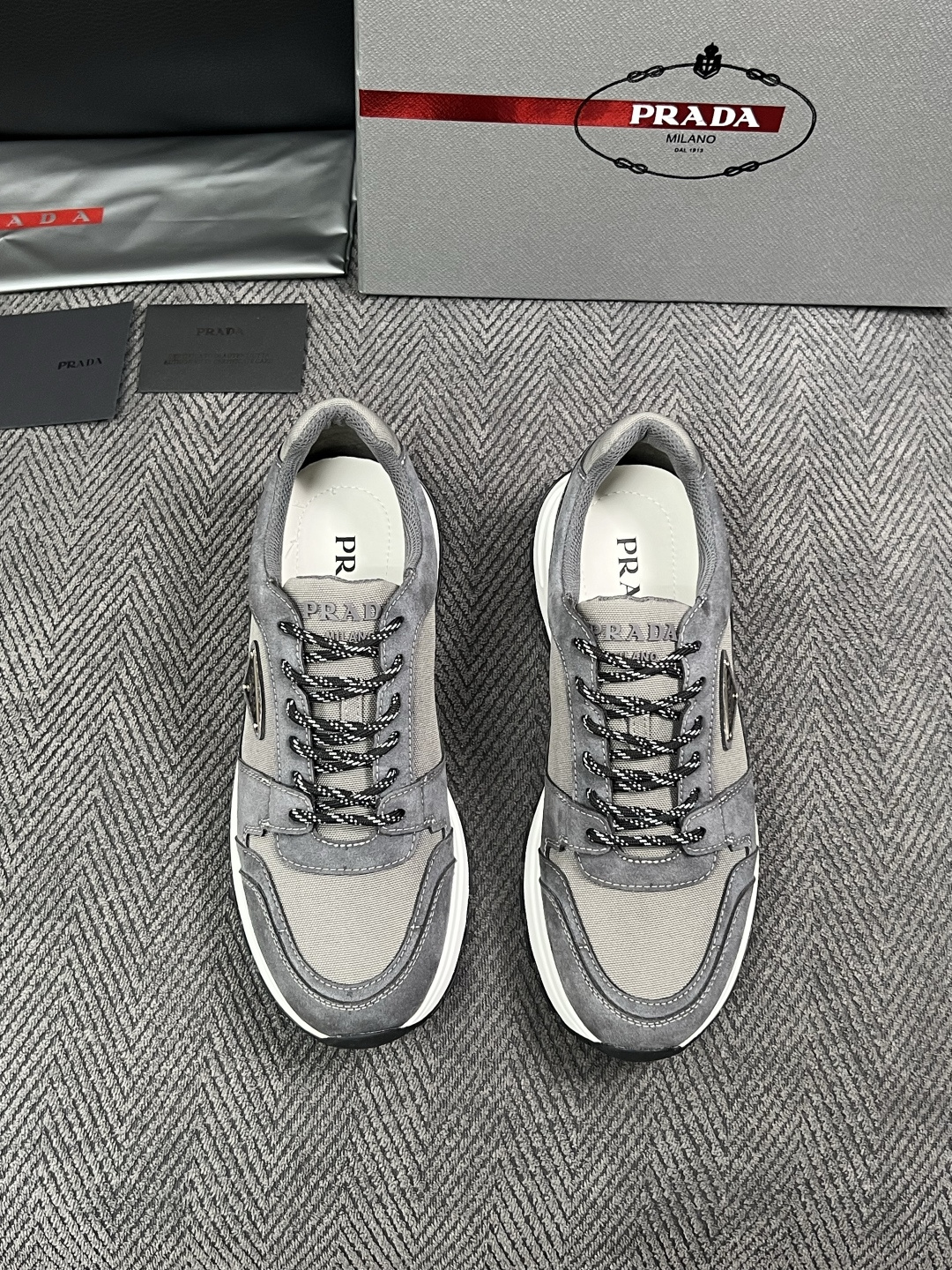 Prada  高品质  顶级工艺品，普拉达  专柜同步，原厂配置意大利进口牛皮面料，进口牛皮内里垫，透气舒适，鞋底：原厂