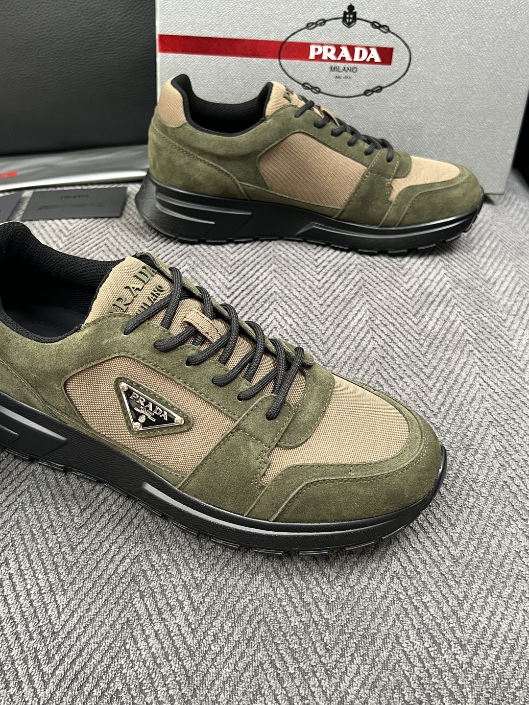 Prada  高品质  顶级工艺品，普拉达  专柜同步，原厂配置意大利进口牛皮面料，进口牛皮内里垫，透气舒适，鞋底：原厂