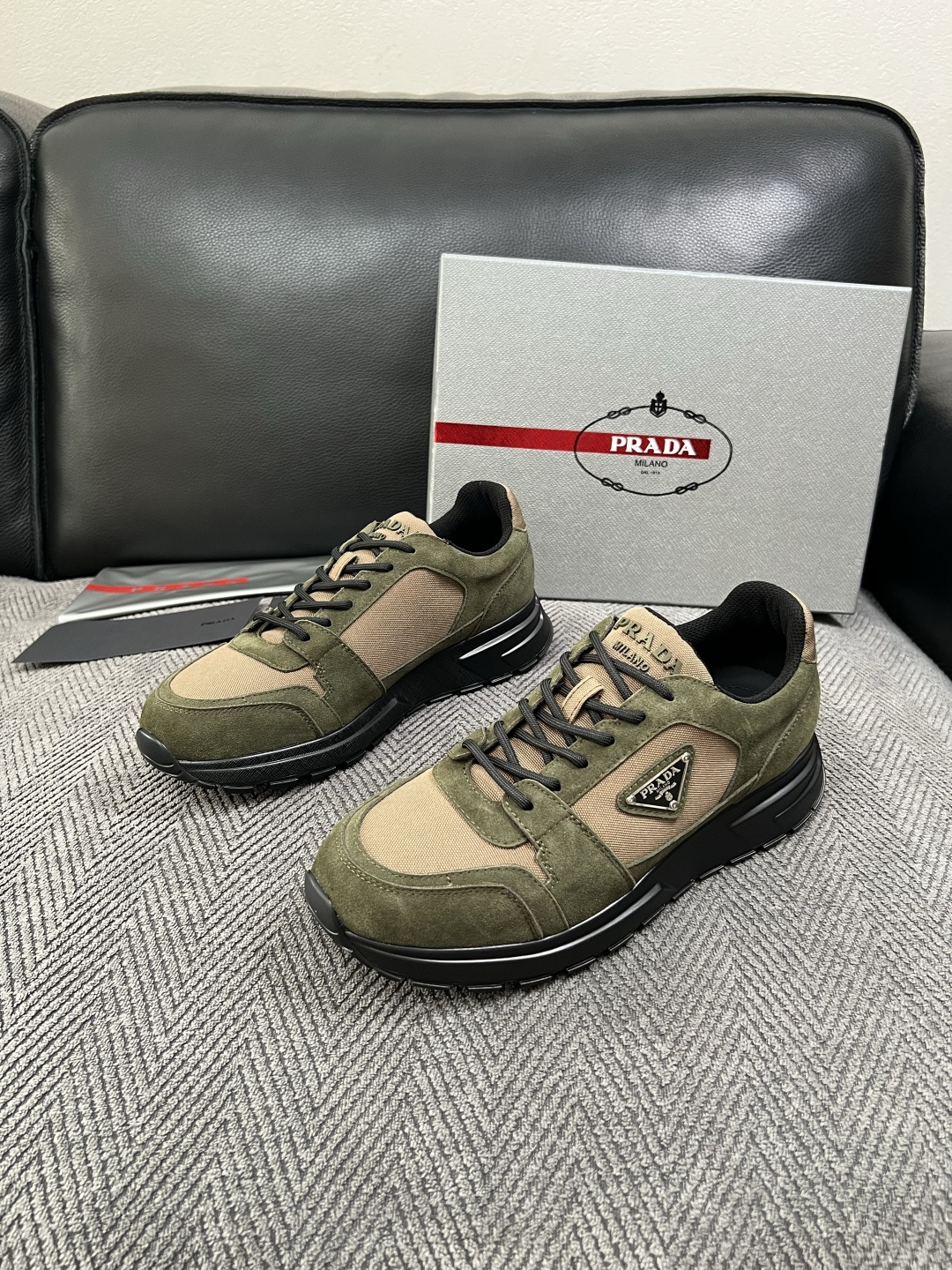 Prada  高品质  顶级工艺品，普拉达  专柜同步，原厂配置意大利进口牛皮面料，进口牛皮内里垫，透气舒适，鞋底：原厂