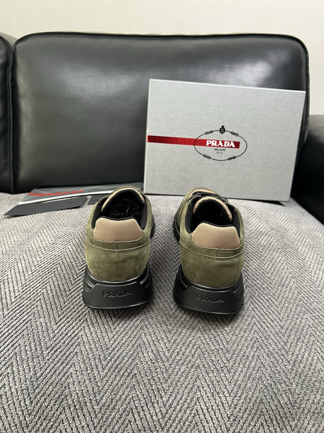 Prada  高品质  顶级工艺品，普拉达  专柜同步，原厂配置意大利进口牛皮面料，进口牛皮内里垫，透气舒适，鞋底：原厂