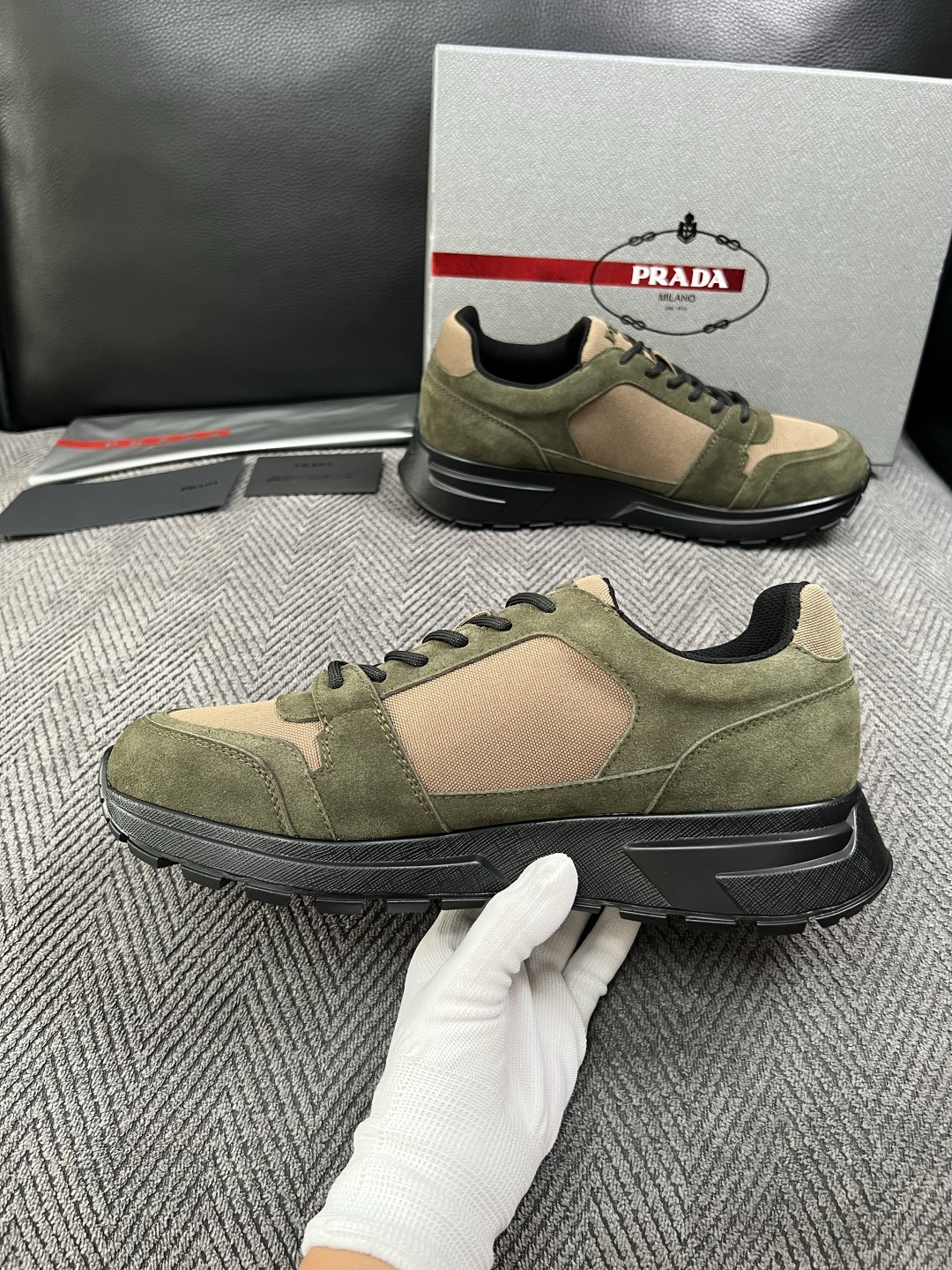 Prada  高品质  顶级工艺品，普拉达  专柜同步，原厂配置意大利进口牛皮面料，进口牛皮内里垫，透气舒适，鞋底：原厂