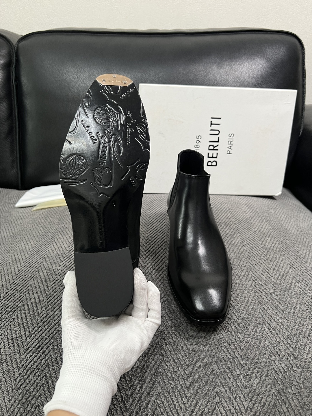 Berluti  高品质  顶级工艺品  布鲁提 靴子专柜同步发售原厂配置，意大利进口牛皮面料，全进口水染牛皮里垫，鞋底