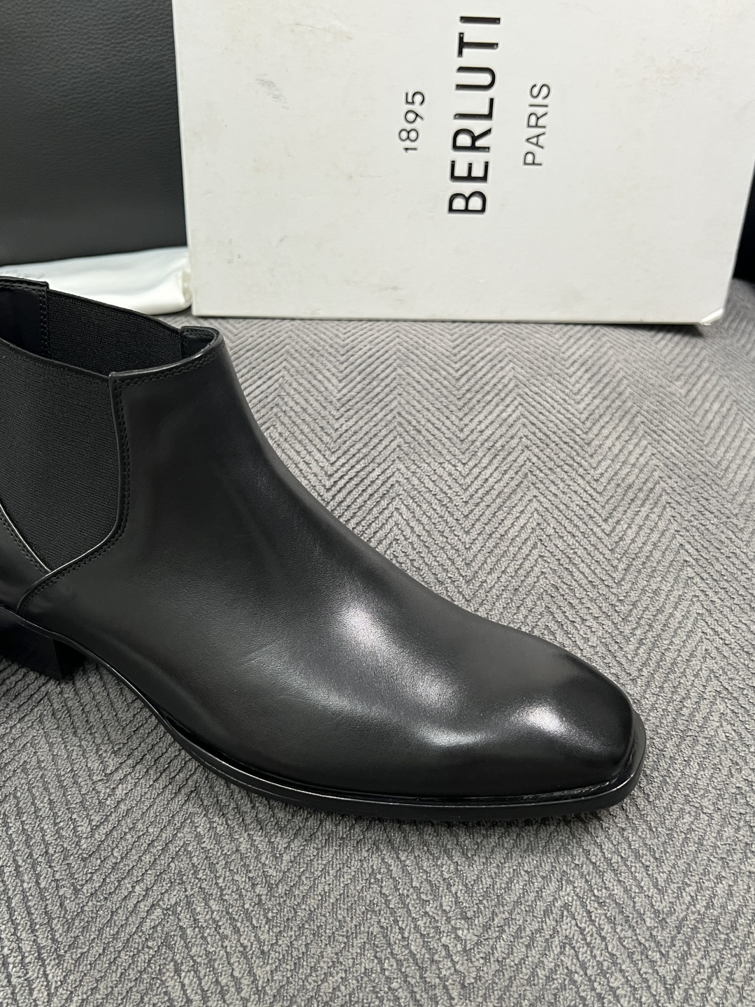 Berluti  高品质  顶级工艺品  布鲁提 靴子专柜同步发售原厂配置，意大利进口牛皮面料，全进口水染牛皮里垫，鞋底