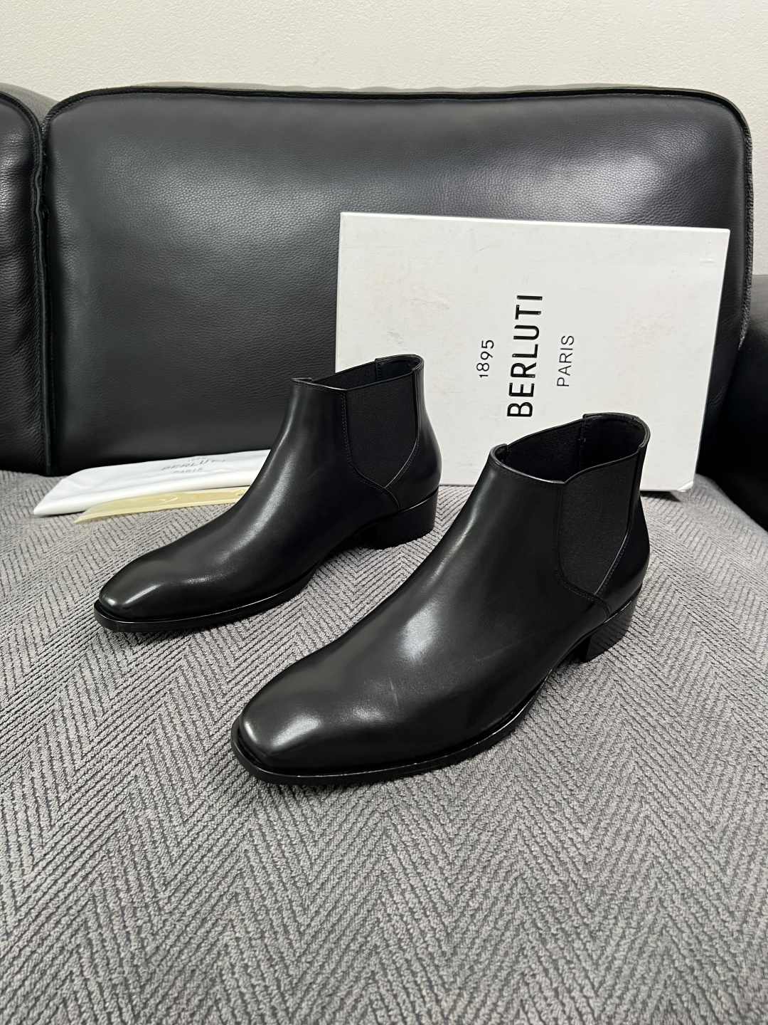Berluti  高品质  顶级工艺品  布鲁提 靴子专柜同步发售原厂配置，意大利进口牛皮面料，全进口水染牛皮里垫，鞋底