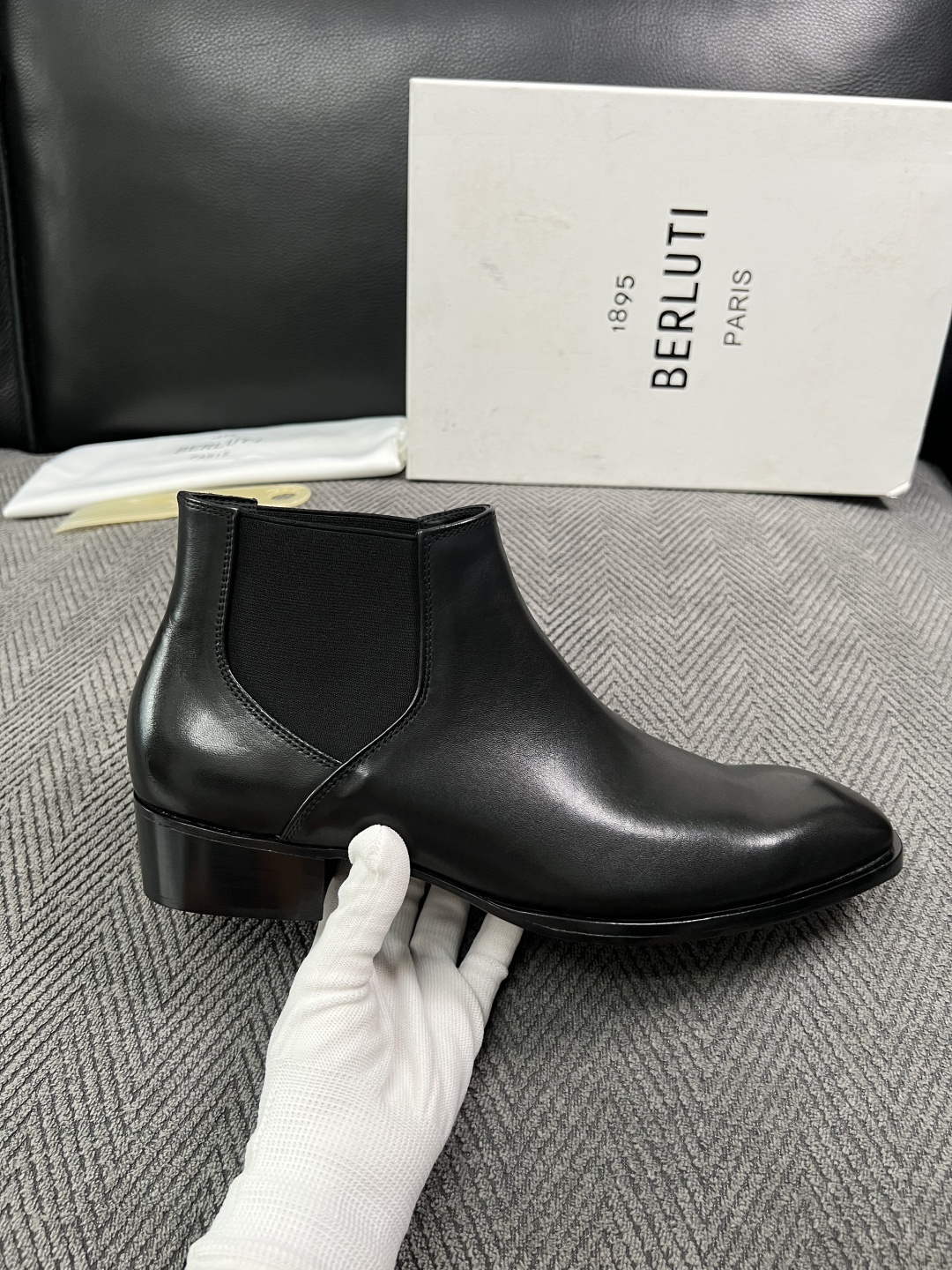 Berluti  高品质  顶级工艺品  布鲁提 靴子专柜同步发售原厂配置，意大利进口牛皮面料，全进口水染牛皮里垫，鞋底