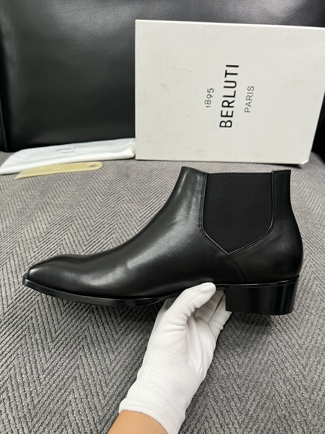 Berluti  高品质  顶级工艺品  布鲁提 靴子专柜同步发售原厂配置，意大利进口牛皮面料，全进口水染牛皮里垫，鞋底