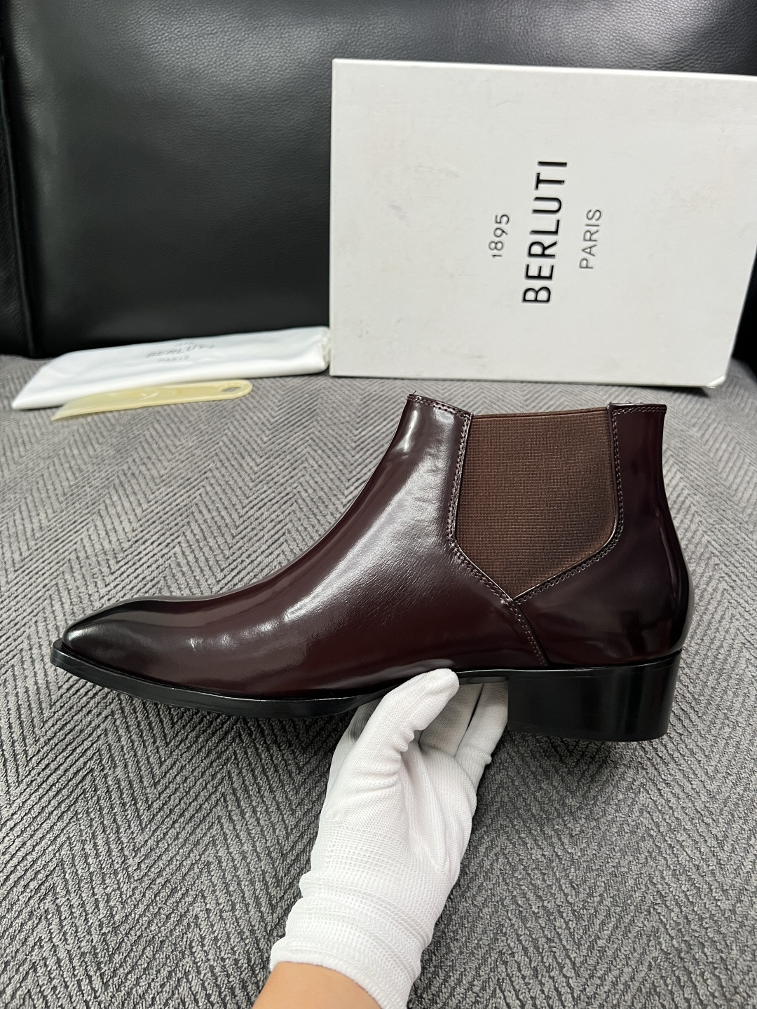 Berluti  高品质  顶级工艺品  布鲁提 靴子专柜同步发售原厂配置，意大利进口牛皮面料，全进口水染牛皮里垫，鞋底